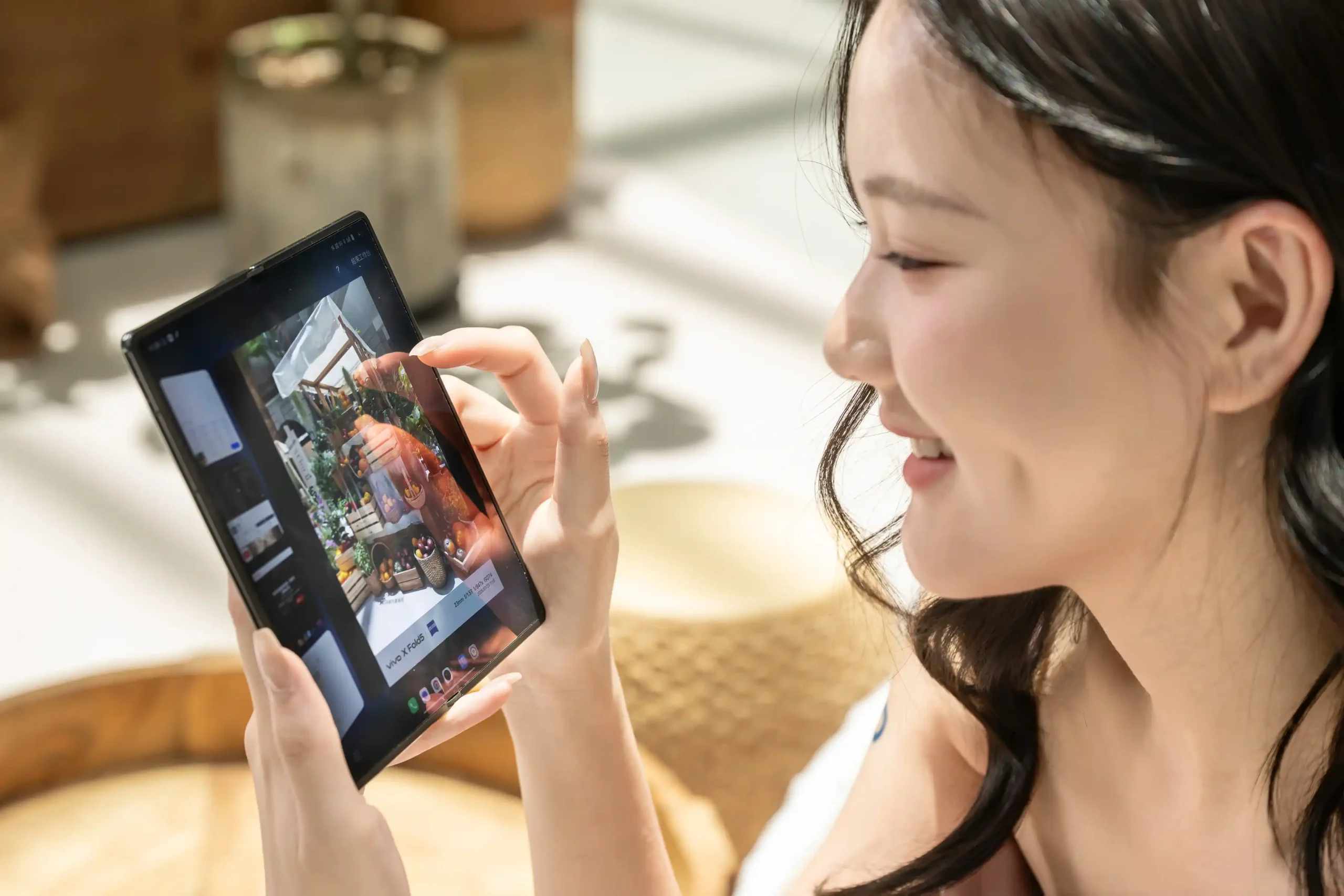 誠意滿滿！vivo X Fold5 向星蘋致敬，舊換新不到三萬即可入手 【新聞照片04】vivo X Fold5搭載創新「原子工作台」，可同時運行最多五個應用程式，並依需求自由調整各應用程式音量，幫助使用者高效兼顧生活與工作。 scaled