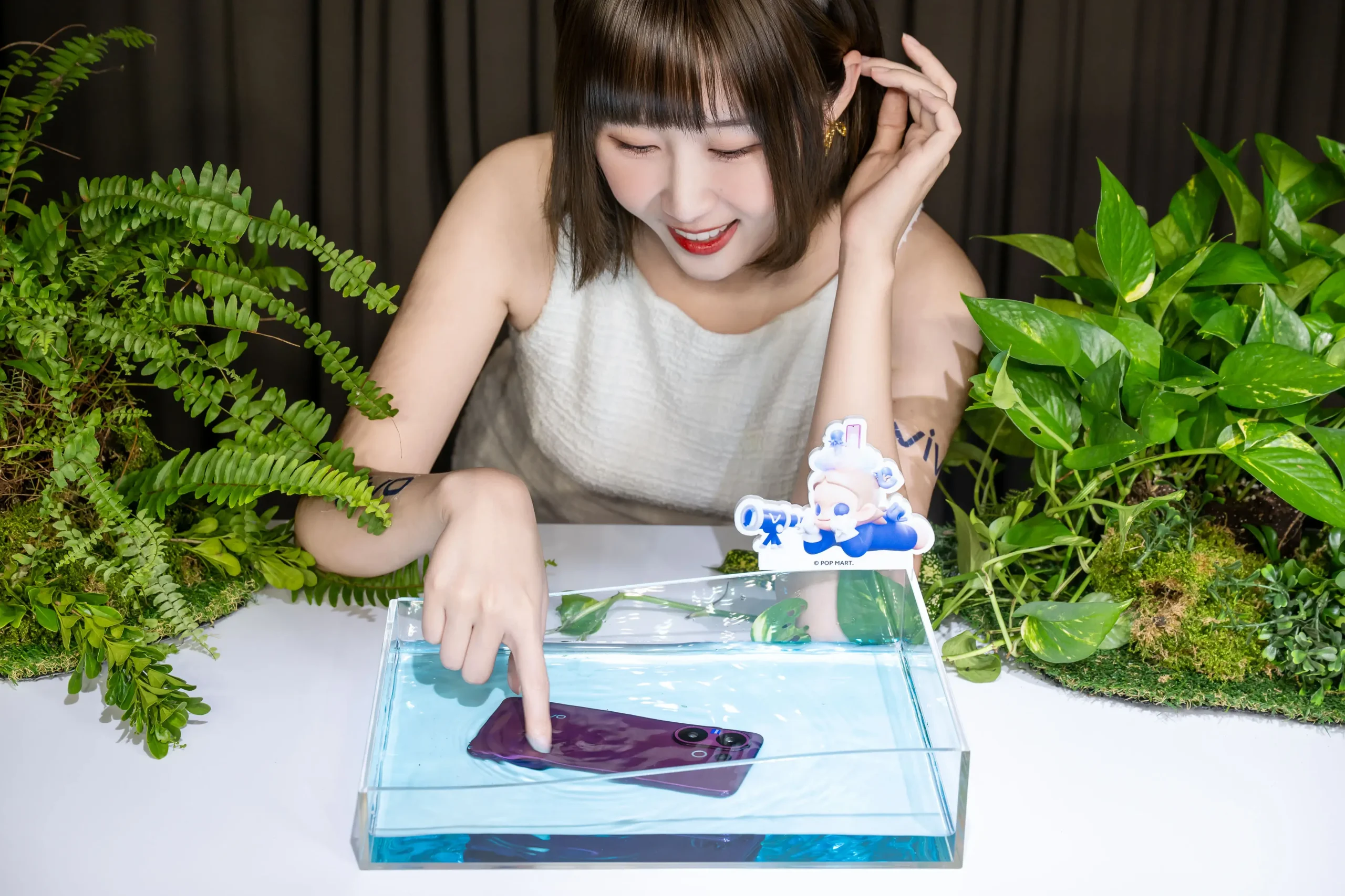 vivo V60 台灣發表：蔡司潛望長焦下放、聯名 POP MART ZSIGA 【新聞照片05】vivo V60支援IP68IP69防塵防水功能，從生活日常或假日海邊探索，都能滿足各種多種情境使用。 scaled