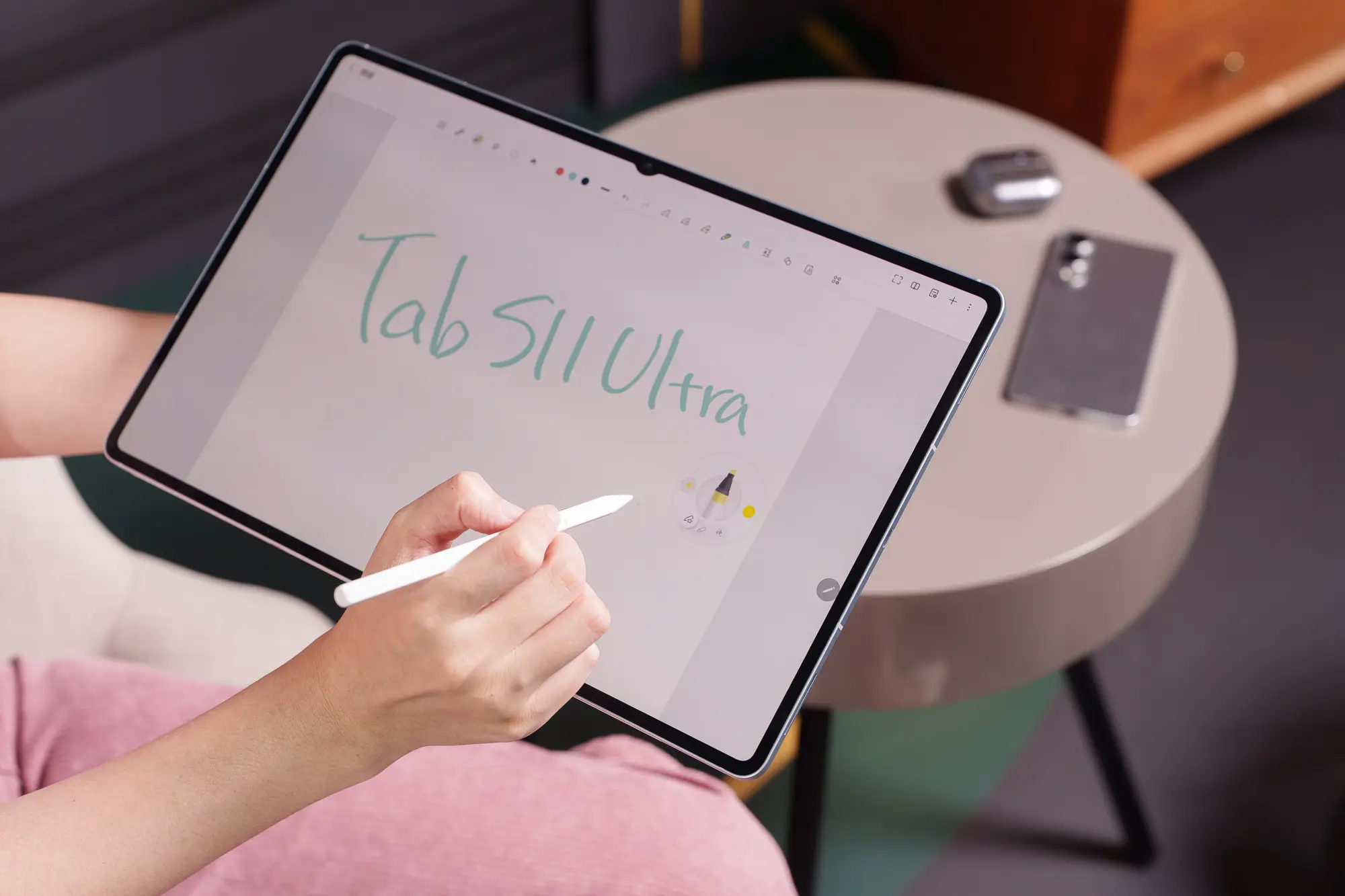 Galaxy Tab S11 Ultra 纖薄登場，Tab S10 Lite 超值上市：價格與優惠一次看 【新聞照片06】Galaxy Tab S11系列S Pen全新升級，六角形筆身設計提供更舒適穩固的握持感受