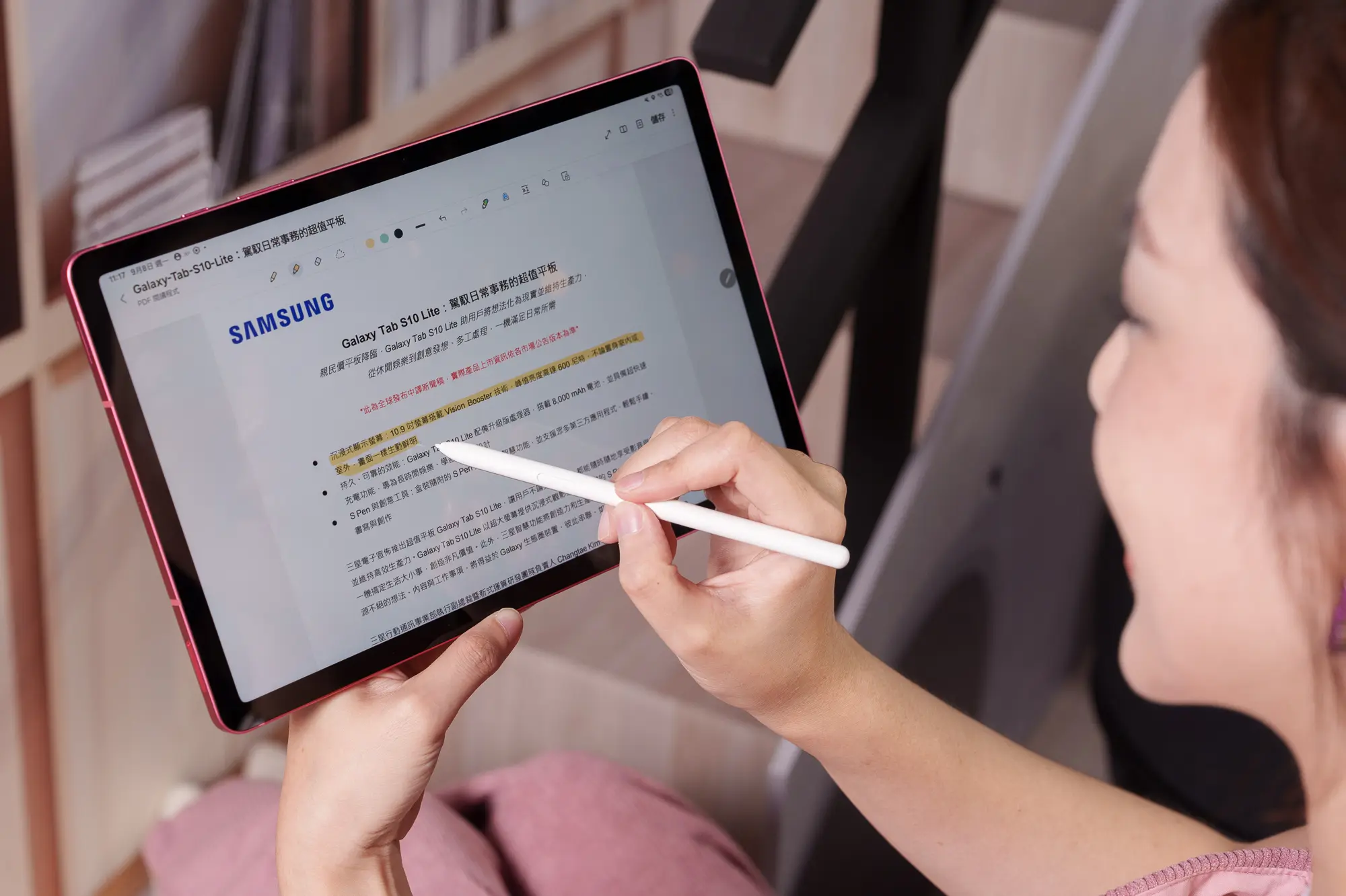 Galaxy Tab S11 Ultra 纖薄登場，Tab S10 Lite 超值上市：價格與優惠一次看 【新聞照片07】Galaxy Tab S10 Lite在閱讀教材或報告時，可直接在PDF 文件上註記