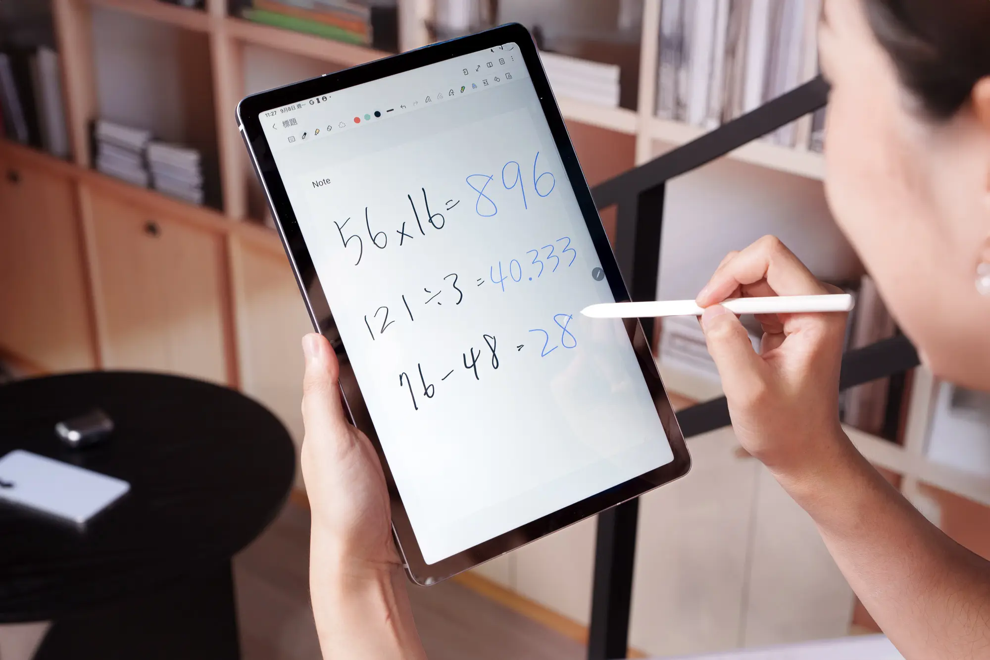 Galaxy Tab S11 Ultra 纖薄登場，Tab S10 Lite 超值上市：價格與優惠一次看 【新聞照片08】Galaxy Tab S10 Lite數學計算助理則能迅速解出複雜方程式，化身最佳解題幫手