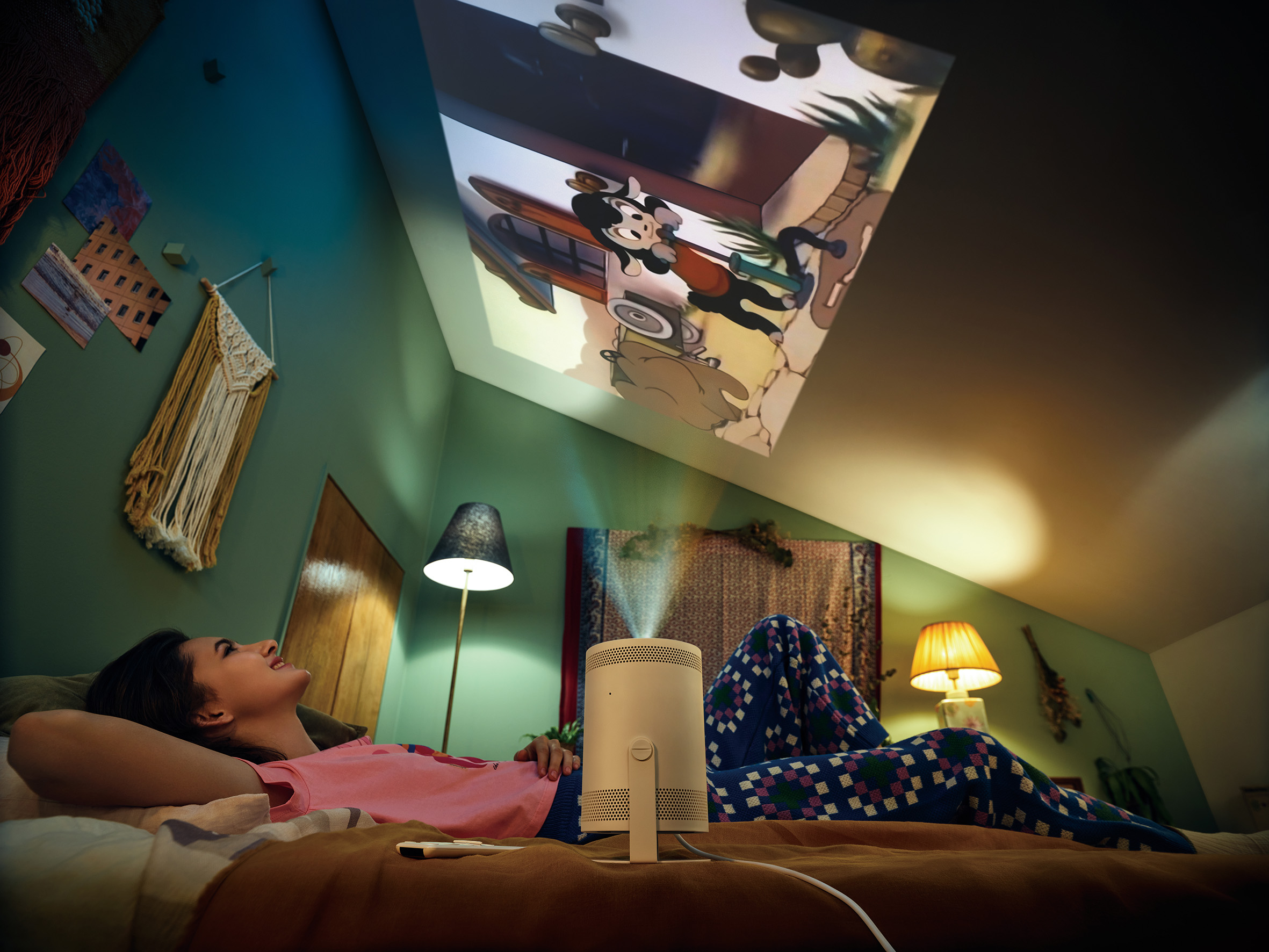 想換手機嗎？來看看 Samsung Week 雙 11 購物節優惠大全 【新聞照片08】活動期間於三星商城購買The Freestyle微型智慧投影機及Galaxy Z Flip5，加碼送43吋電視。