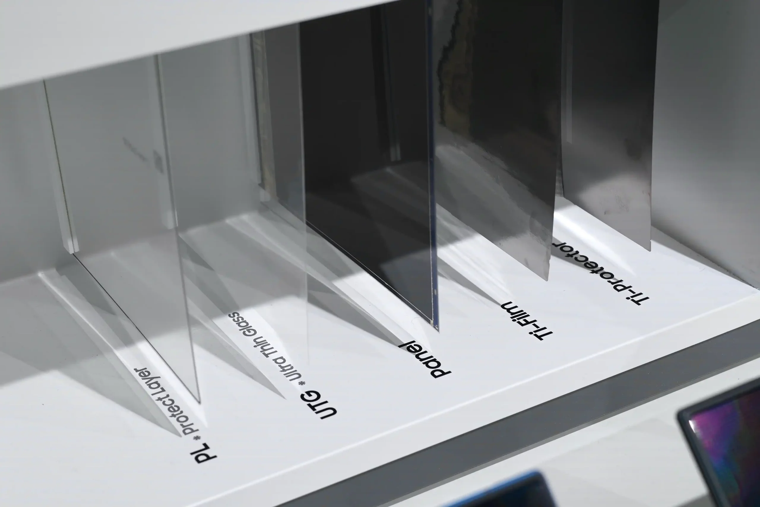 三星 Galaxy Z Fold8 Ultra、Fold8、Flip8 發表：三款摺疊新機有哪些升級？ 三星導入全新Flex Titanium技術，將鈦金屬結構應用於螢幕設計。 1 scaled