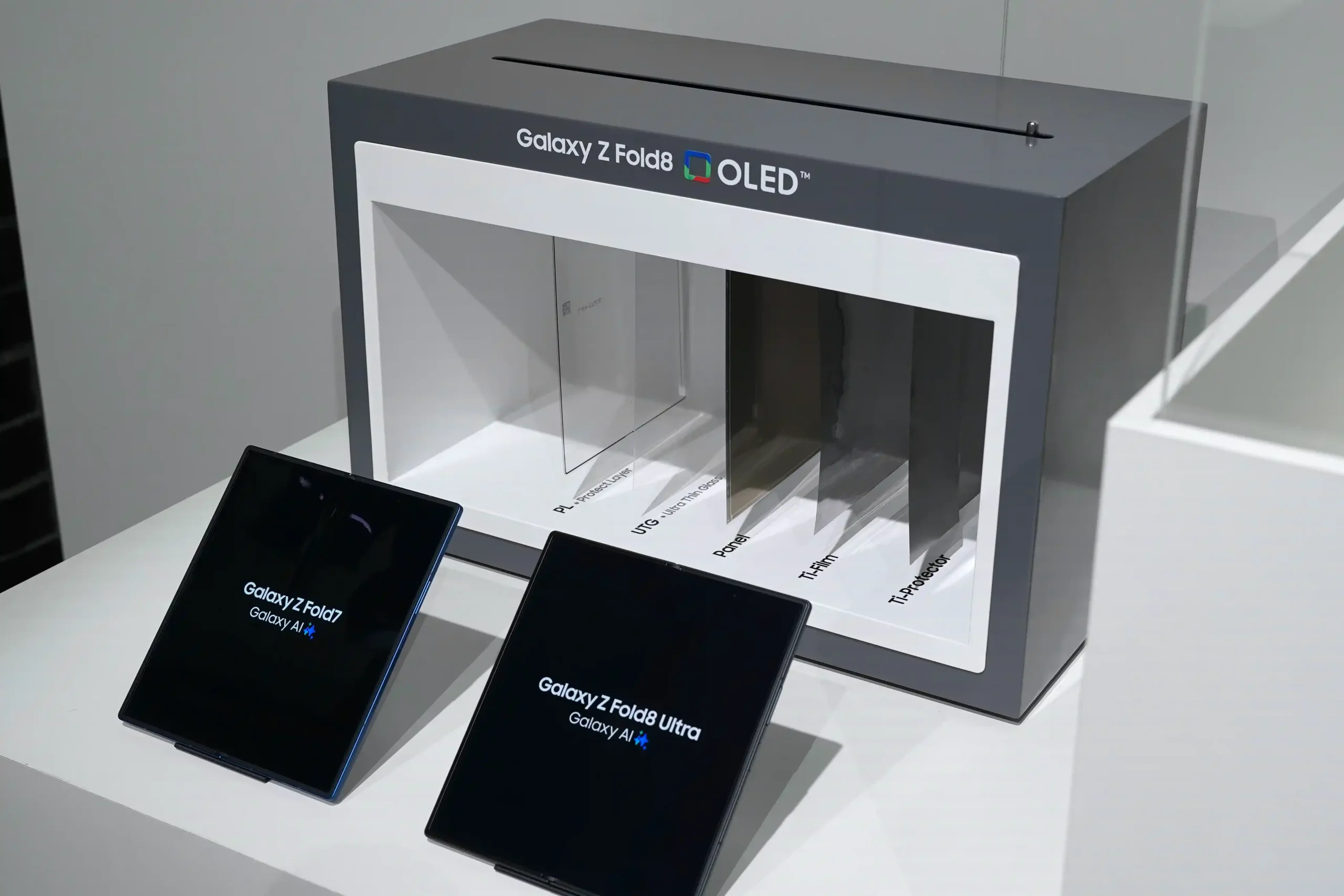 三星 Galaxy Z Fold8 Ultra、Fold8、Flip8 發表：三款摺疊新機有哪些升級？ 三星導入全新Flex Titanium技術，將鈦金屬結構應用於螢幕設計。 2 scaled