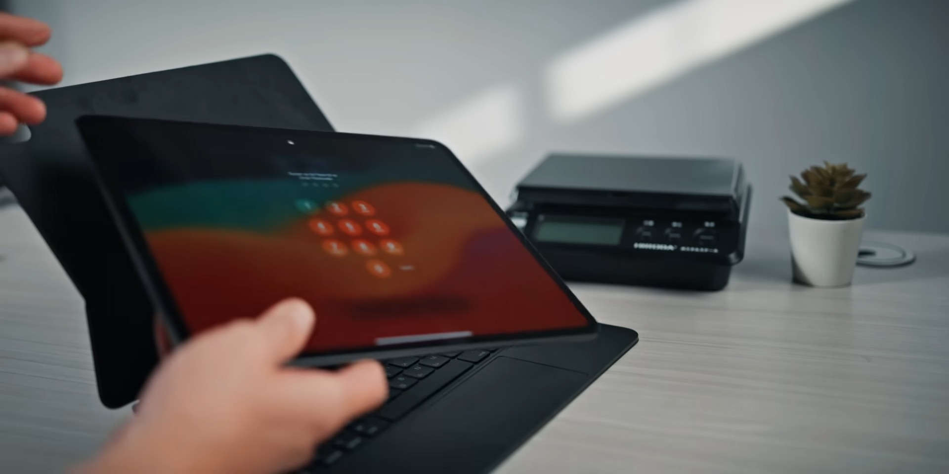 Logitech Combo Touch vs. 蘋果巧控鍵盤：哪款更適合你？ 不要買錯：Apple 蘋果 VS Logitech 羅技，選適合你的！ 1 39 screenshot