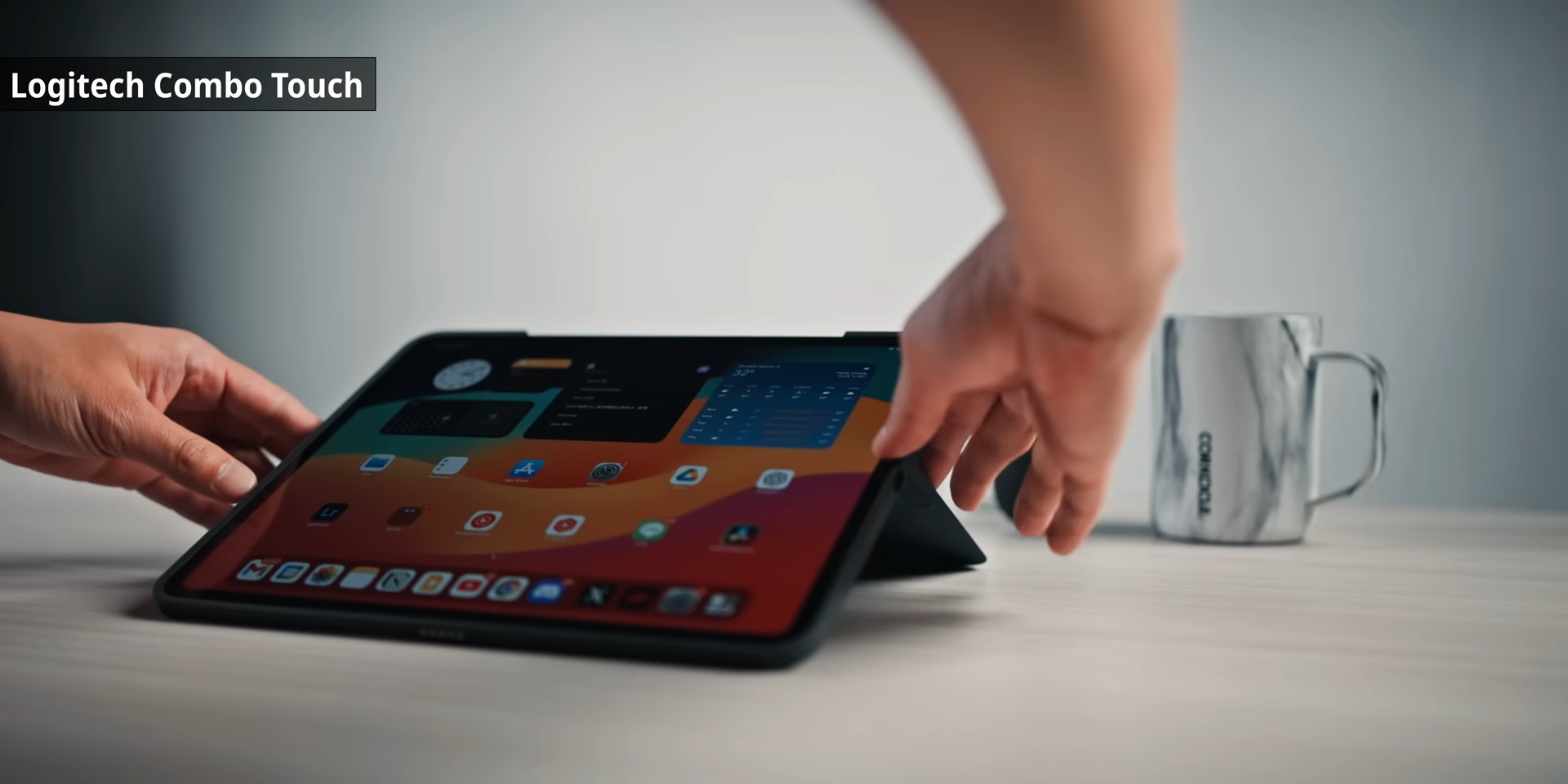 Logitech Combo Touch vs. 蘋果巧控鍵盤：哪款更適合你？ 不要買錯：Apple 蘋果 VS Logitech 羅技，選適合你的！ 2 1 screenshot
