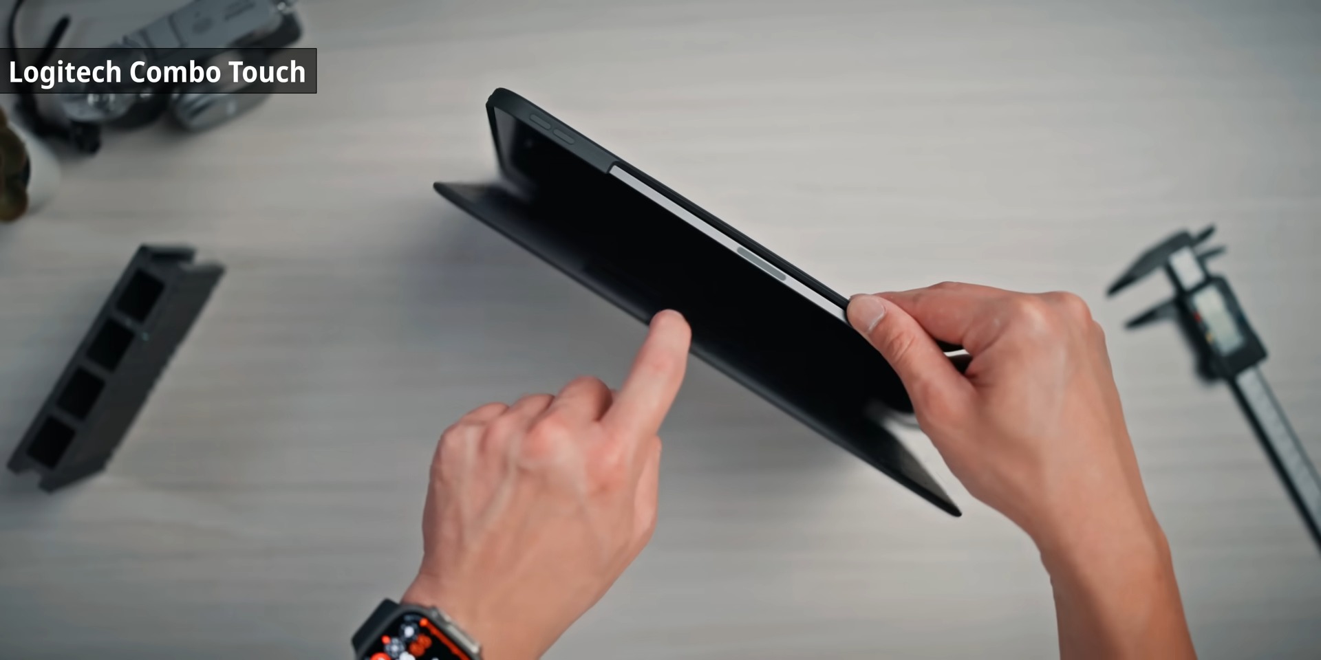 Logitech Combo Touch vs. 蘋果巧控鍵盤：哪款更適合你？ 不要買錯：Apple 蘋果 VS Logitech 羅技，選適合你的！ 4 25 screenshot