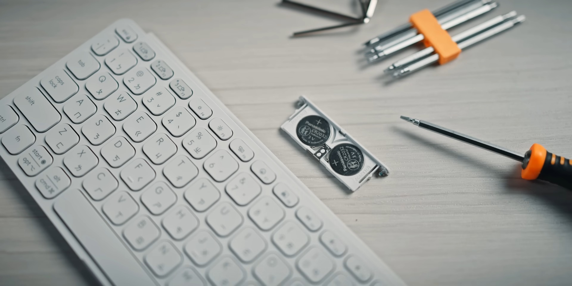 Logitech Combo Touch vs. 蘋果巧控鍵盤：哪款更適合你？ 不要買錯：Apple 蘋果 VS Logitech 羅技，選適合你的！ 7 46 screenshot