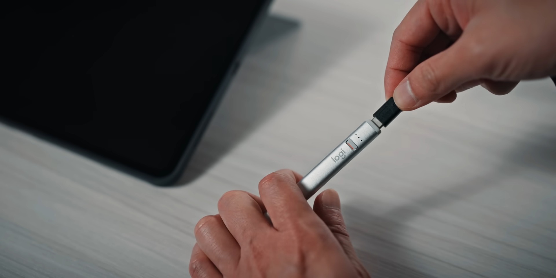 Logitech Combo Touch vs. 蘋果巧控鍵盤：哪款更適合你？ 不要買錯：Apple 蘋果 VS Logitech 羅技，選適合你的！ 9 39 screenshot