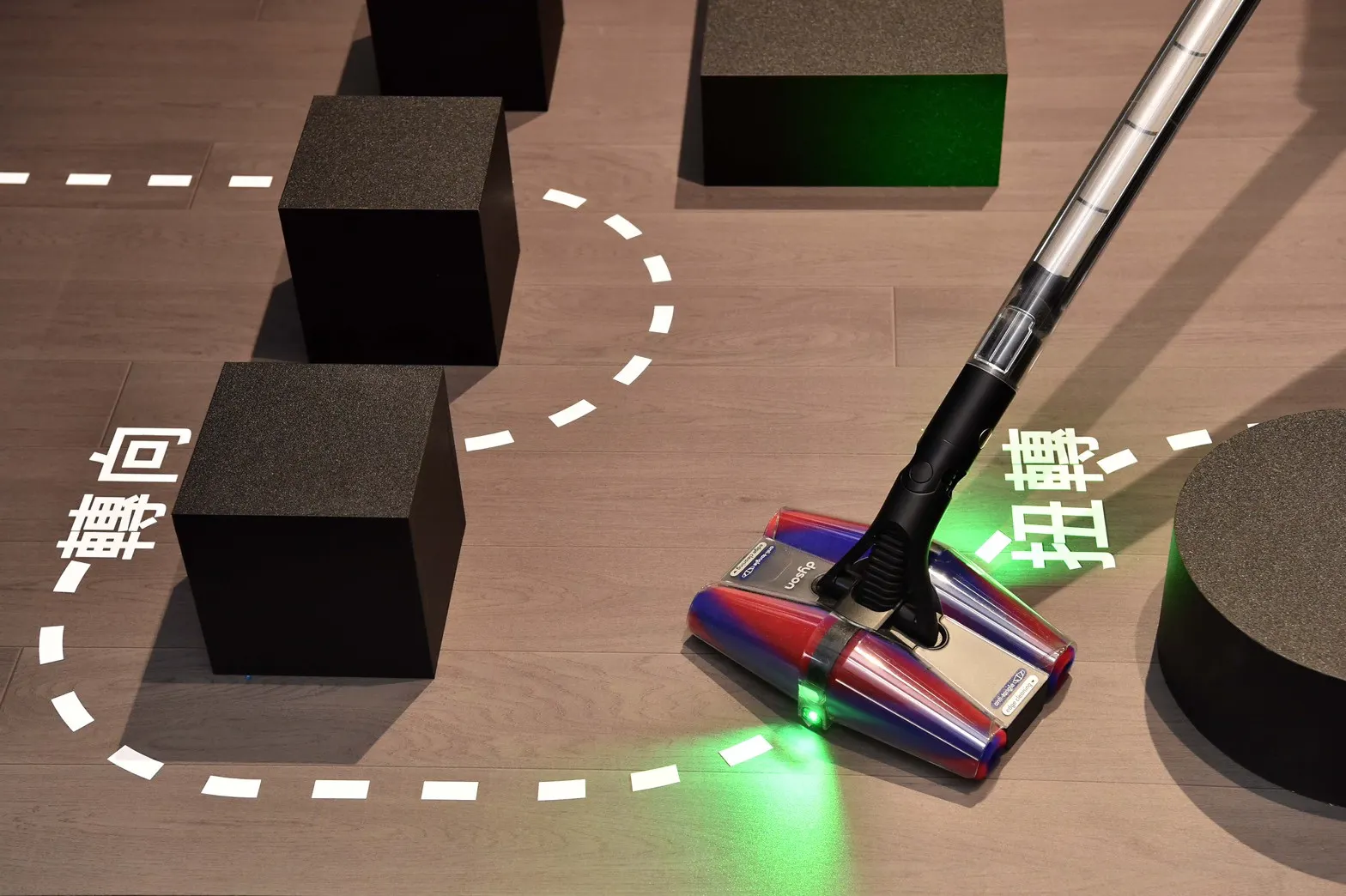 Dyson PencilVac™ Fluffycones 「鉛筆吸塵器」纖巧登台 圖1 1、全新 Dyson PencilVac™ Fluffycones 鉛筆吸塵器，能靈活應對家中各種清掃死角，更配備「免觸碰清空集塵筒」，打造便捷的吸塵體驗。