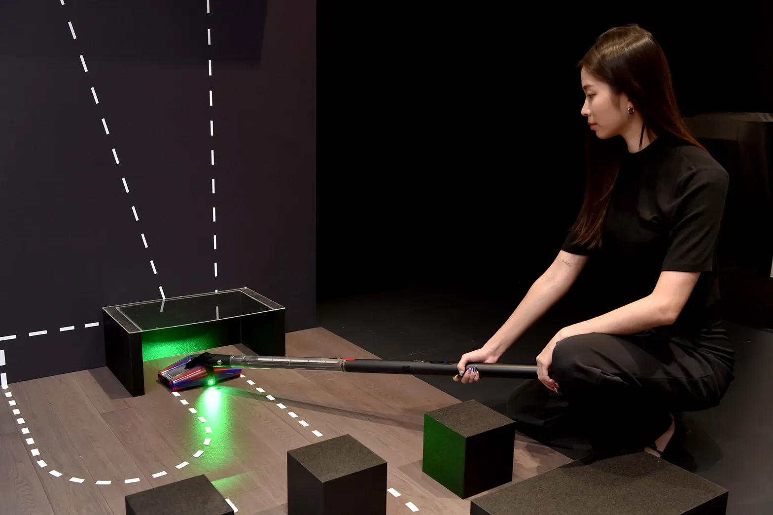 Dyson PencilVac™ Fluffycones 「鉛筆吸塵器」纖巧登台 圖1 2、全新 Dyson PencilVac™ Fluffycones 鉛筆吸塵器，能靈活應對家中各種清掃死角，更配備「免觸碰清空集塵筒」，打造便捷的吸塵體驗。