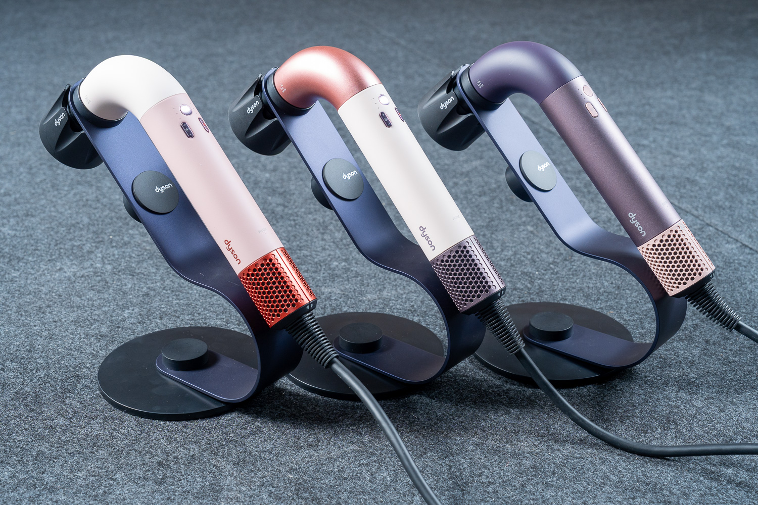 Dyson 最新「r」型輕巧吹風機 Supersonic r™ 旋風登台 圖1：Dyson推出全新Dyson Supersonic r™精準造型輕量吹風機、Dyson Chitosan™養護造型系列產品