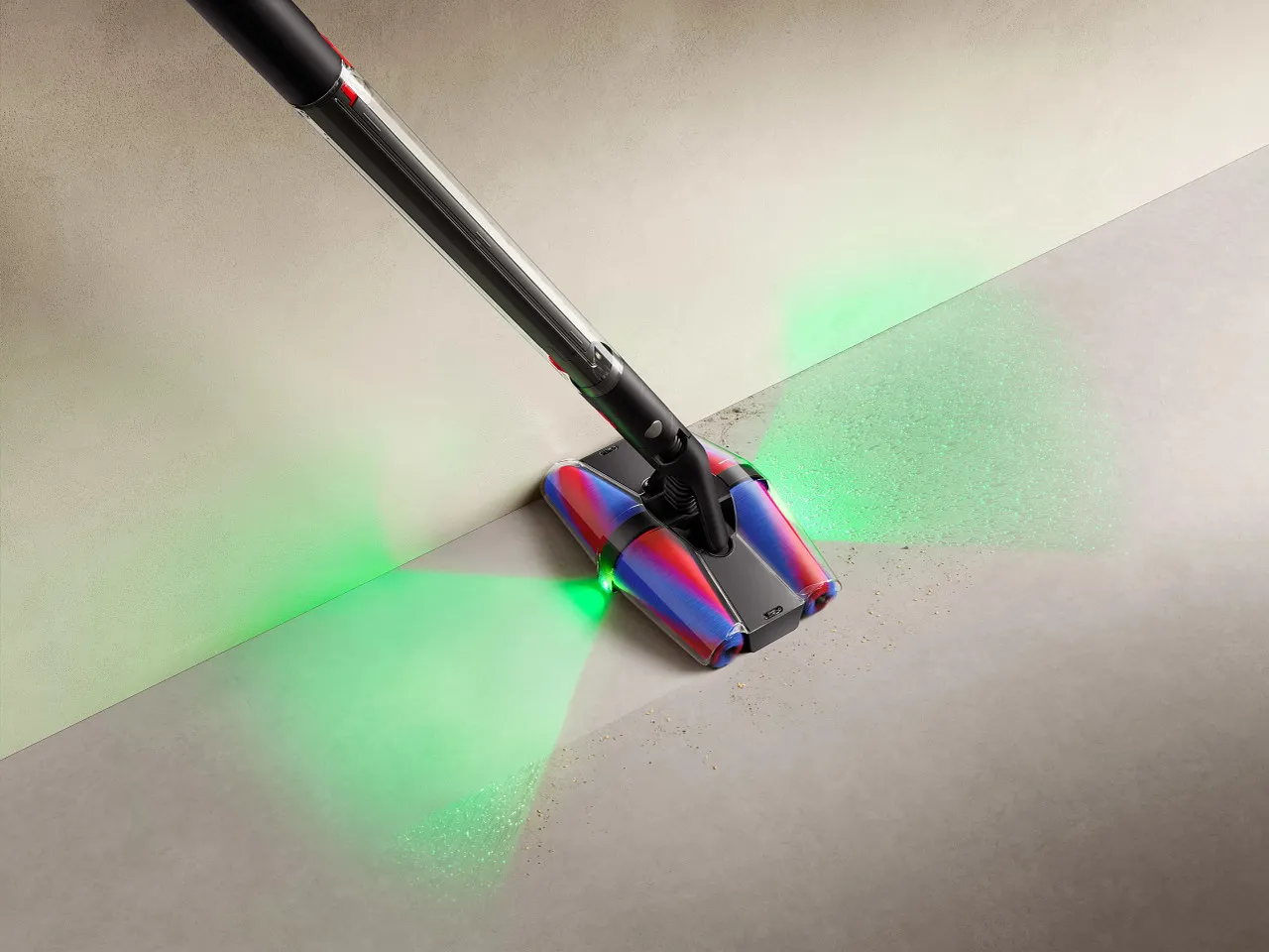 Dyson PencilVac™ Fluffycones 「鉛筆吸塵器」纖巧登台 圖3 2：Dyson PencilVac™ Fluffycones鉛筆吸塵器採用全新的Fluffycones™四錐全向吸頭，具360度靈活轉向技術及雙向光學探測系統，打造一步到位的精準清潔體驗。