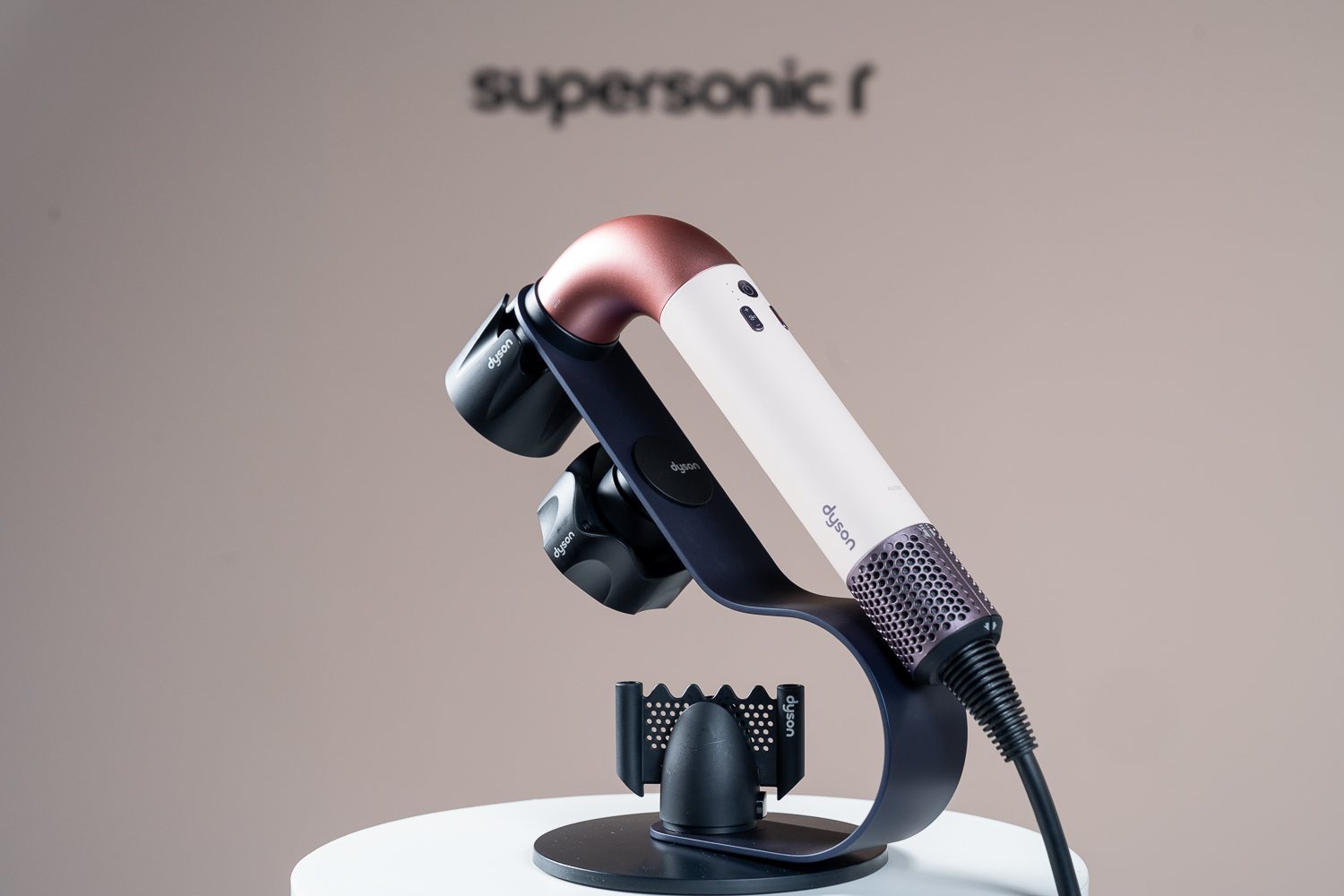 Dyson 最新「r」型輕巧吹風機 Supersonic r™ 旋風登台 圖3：Dyson Supersonic r™精準造型輕量吹風機配備多元智能吹嘴，搭配RFID自動辨識與記憶吹嘴風速、風溫