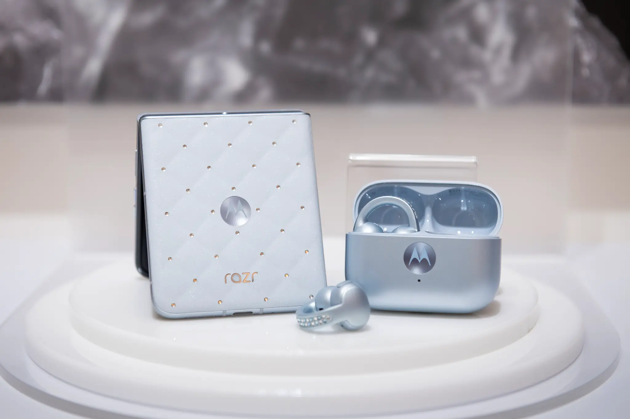 Motorola 首款平板登台！razr 60 聯名施華洛世奇超吸睛 圖說04 Motorola攜手Swarovski® 施華洛世奇推出冰藍限定組，即日起於遠傳電信獨家販售