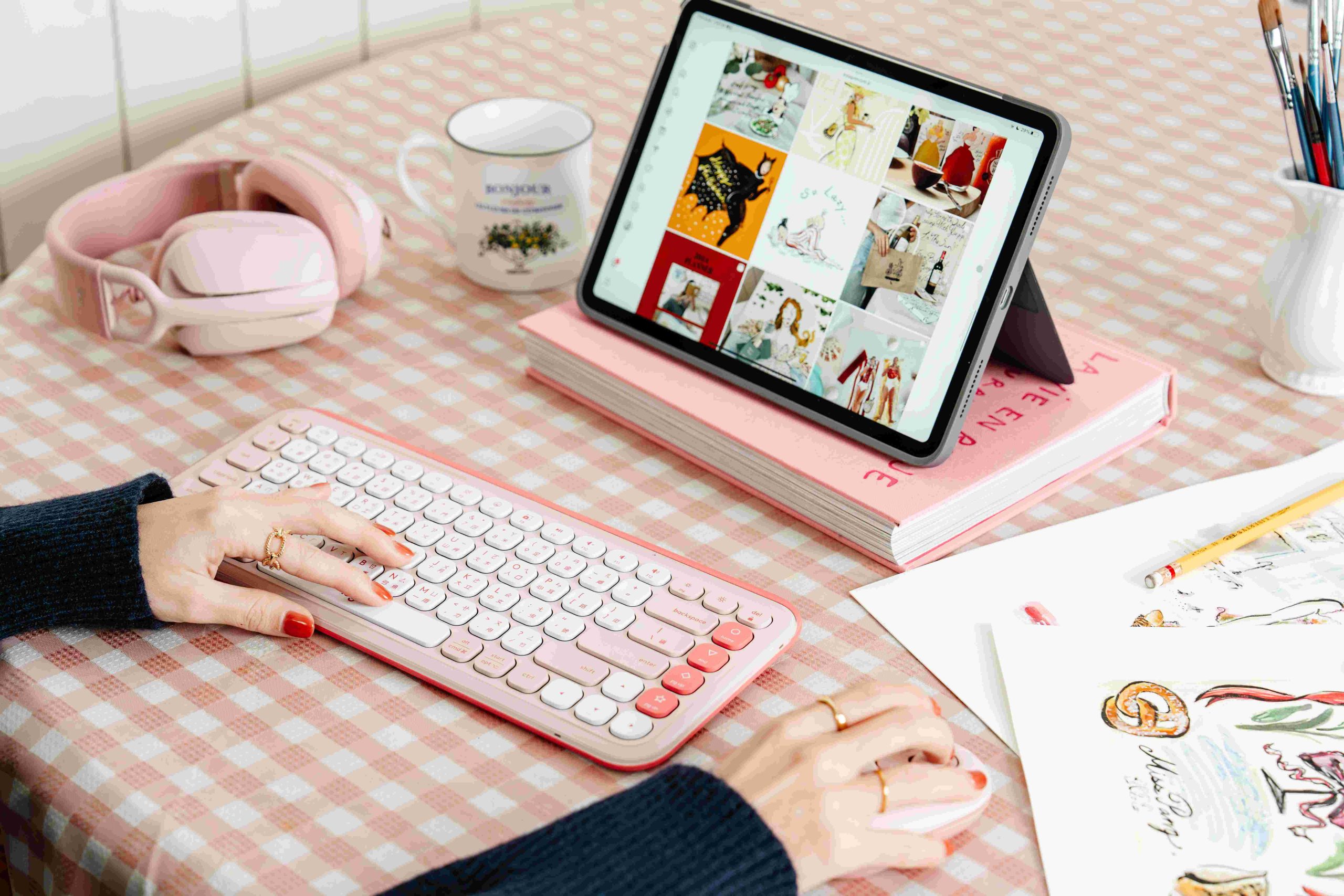 Logitech 女子節：打造舒適高效的個人化工作空間 圖說05 羅技POP ICON KEYS與POP MOUSE以繽紛色彩和個性化設定，展現女性風格與品味的時尚配件。 scaled