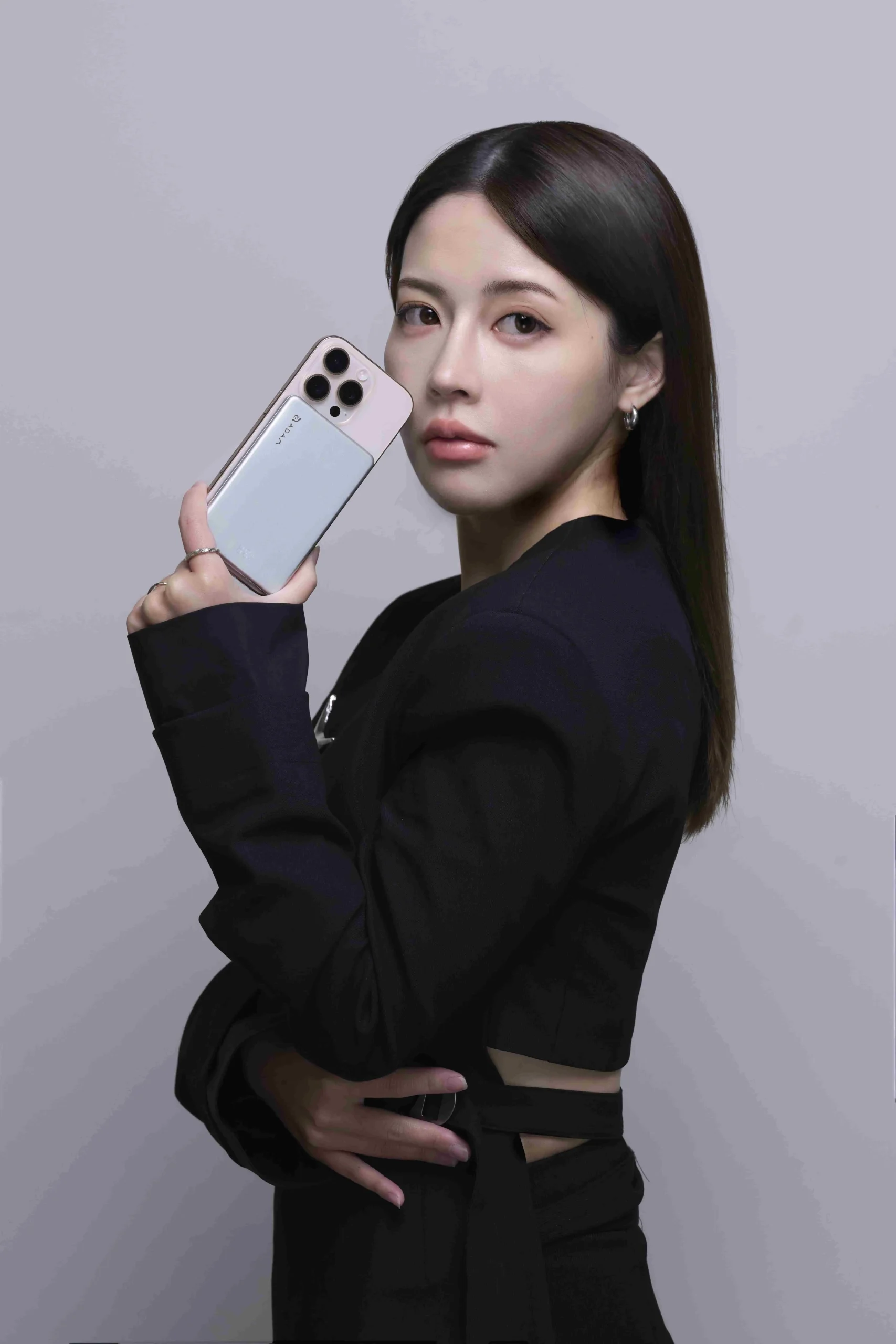 亞果元素推出全新 IP「ADAM Friends」與 VIONTA L5/L10 行動電源 圖說06 VIONTA L5 L10 首創「飛航模式」設計降低待機耗電並提升飛安，符合國際航空規範左 scaled
