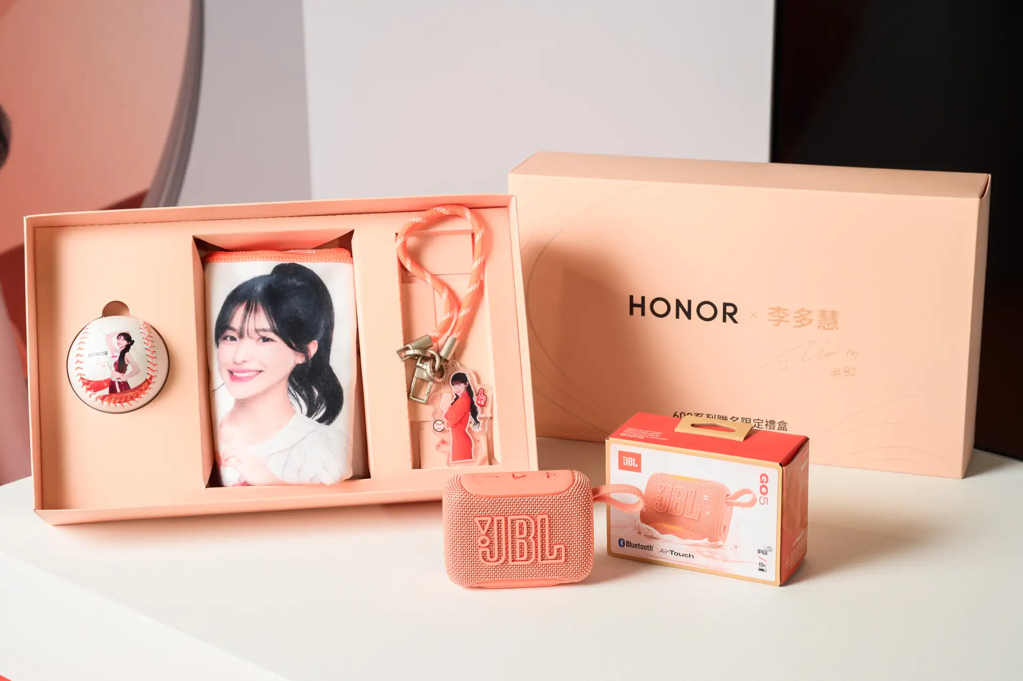 HONOR 600 系列在台上市：AI 圖轉影片、2 億畫素相機、7000mAh 電池，售價 NT$19,990 起 圖說：7 月 31 日前遠傳電信購買 HONOR 600 系列，即有機會獲贈「HONOR X李多慧專屬聯名禮盒」以及 JBL GO 5 可攜式防水藍牙喇叭等限定好禮