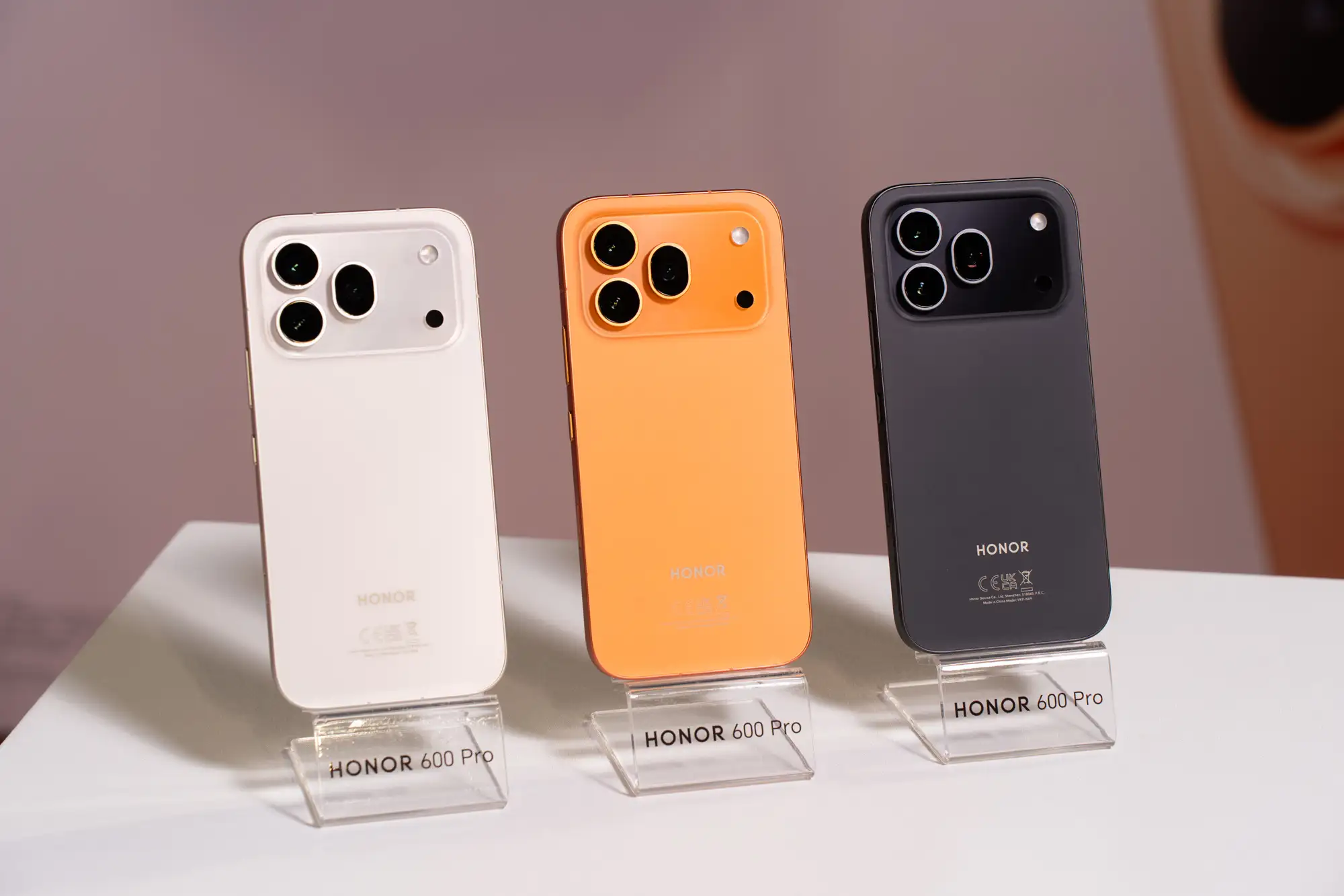 HONOR 600 系列在台上市：AI 圖轉影片、2 億畫素相機、7000mAh 電池，售價 NT$19,990 起 圖說：HONOR 600 系列提供旭日橙、幻夜黑、雪原白三款配色，7 月 8 日起於 HONOR 臺北三創體驗店及遠傳電信各門市開賣（圖為 HONOR 600 Pro）