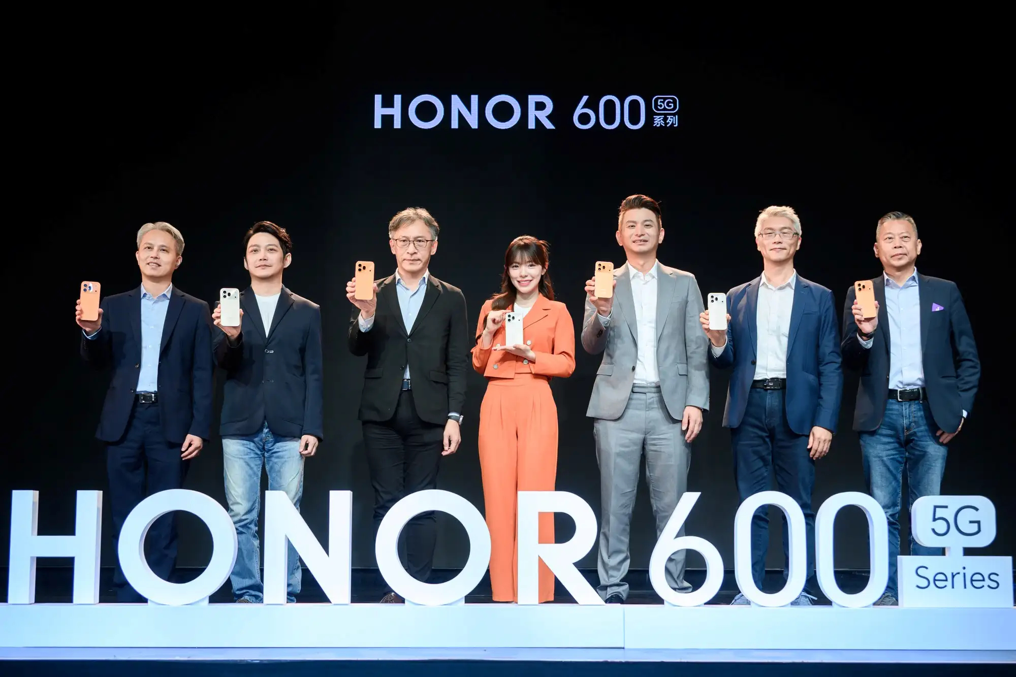 HONOR 600 系列在台上市：AI 圖轉影片、2 億畫素相機、7000mAh 電池，售價 NT$19,990 起 圖說：HONOR 在臺發表中高階旗艦款 HONOR 600 及 600 Pro，邀請啦啦隊女神李多慧擔任「HONOR 600 慧玩 AI 創作大使」