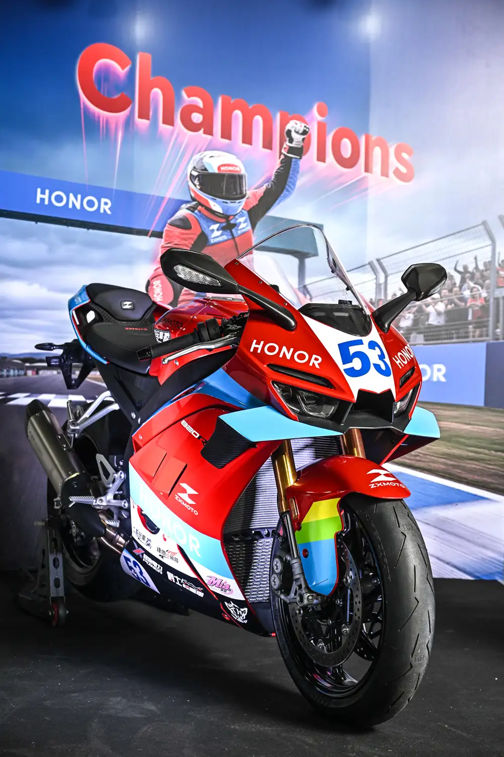 HONOR 600 系列在台上市：AI 圖轉影片、2 億畫素相機、7000mAh 電池，售價 NT$19,990 起 圖說：HONOR 戰略合作品牌「ZXMOTO」在臺亮相，展現品牌追求極致科技與極致熱愛的卓越跨界精神