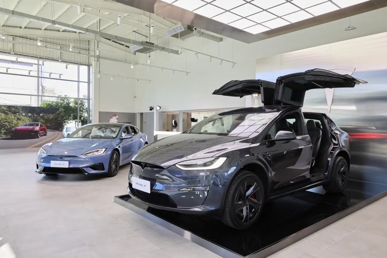 Tesla 全新升級 Model S 與 Model X 在台亮相！S3XY 全車系齊聚登場 大01 全新 Model S 與 Model X 延續 Tesla 旗艦車款的經典定位，整合外觀造型、智慧輔助駕駛、內裝舒適度與靜音體驗等多項升級，帶來更卓越的駕馭與乘坐感受。