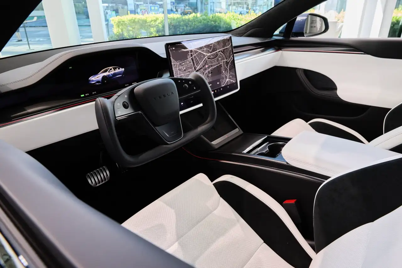 Tesla 全新升級 Model S 與 Model X 在台亮相！S3XY 全車系齊聚登場 大02 兩款車皆新增全光譜環艙氣氛燈，結合22 組揚聲器與前後排雙觸控螢幕，提供沉浸式的座艙娛樂體驗。