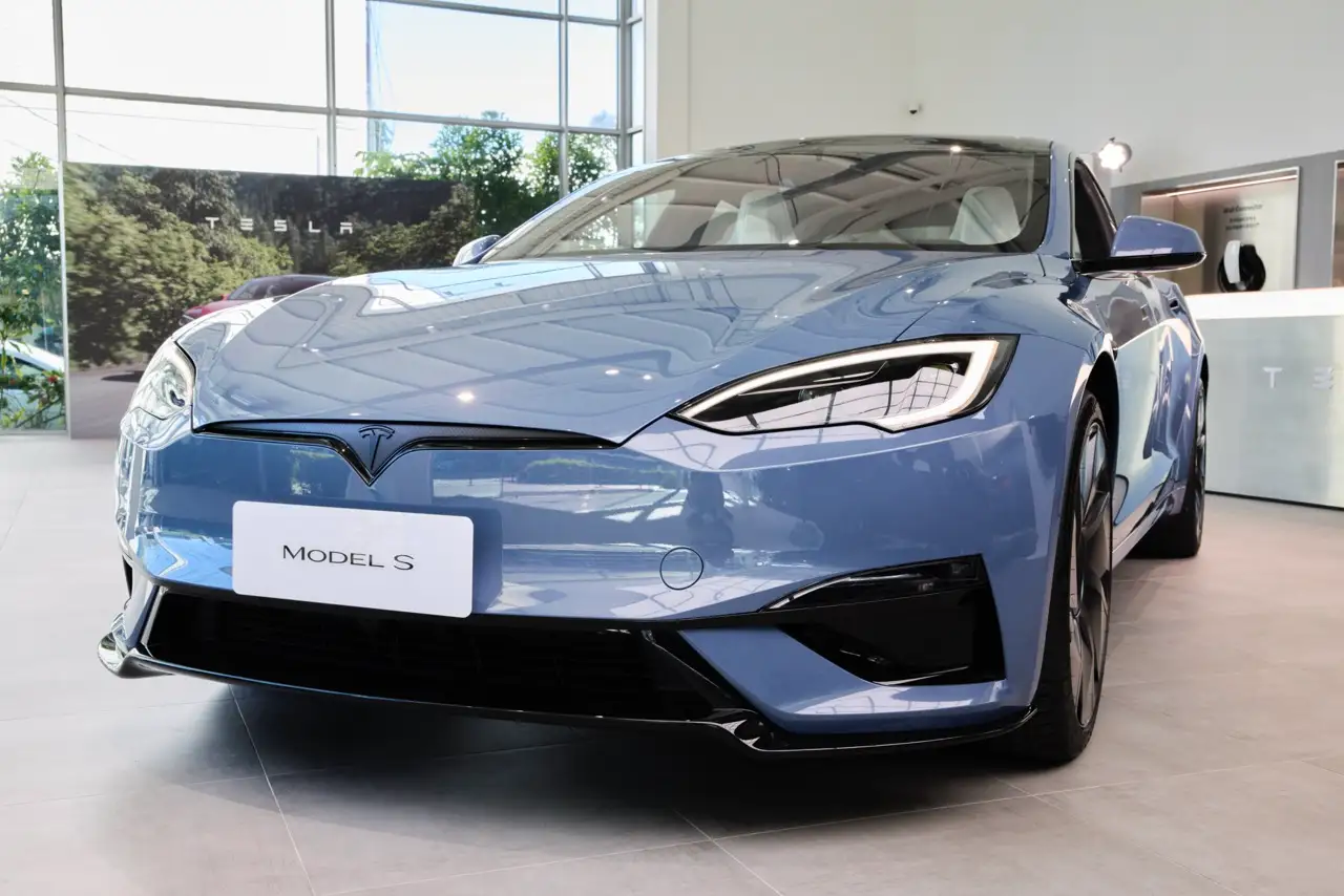 Tesla 全新升級 Model S 與 Model X 在台亮相！S3XY 全車系齊聚登場 大03 全新選配車色冰霜藍，全新設計的前保險桿造型，結合最佳化空氣力學的下擾流與前保險桿攝影鏡頭，為駕駛提供全面視野與安全保障。