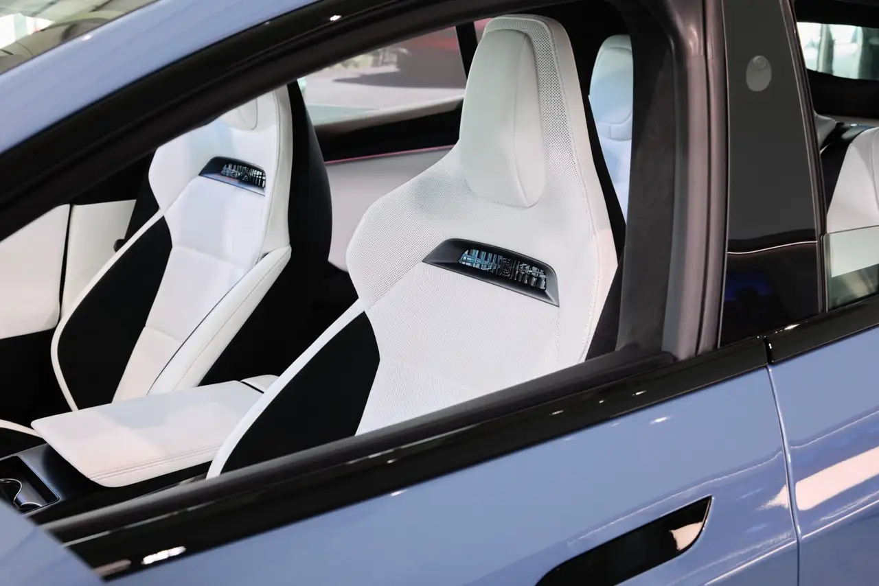 Tesla 全新升級 Model S 與 Model X 在台亮相！S3XY 全車系齊聚登場 大04 新款車室靜謐度再提升約 10 ，並重新調校懸吊阻尼、新增車底整流罩、全新隔音膠條與升級降噪套件，搭配前排通風座椅、全車加熱座椅，提供靜謐舒適的乘坐體驗。