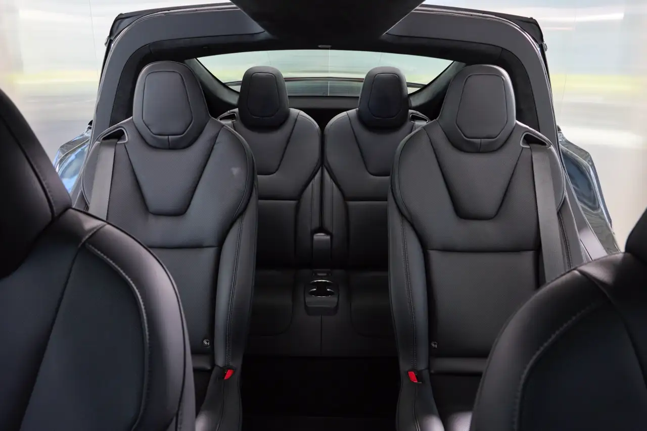 Tesla 全新升級 Model S 與 Model X 在台亮相！S3XY 全車系齊聚登場 大05 Model X 以標誌性的鷹翼門設計、寬敞座艙空間與高度靈活的機能著稱，提供 5 6 7 人座多元座椅配置，兼顧家庭日常乘坐與長途旅行需求。