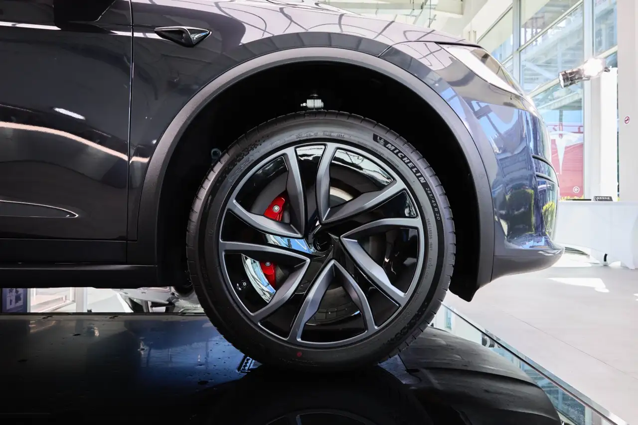 Tesla 全新升級 Model S 與 Model X 在台亮相！S3XY 全車系齊聚登場 大06 新款 Model S 與 Model X 皆導入全新輪圈設計，進一步提升行駛穩定性與能源效率，並可個性化選配加大尺寸輪圈。