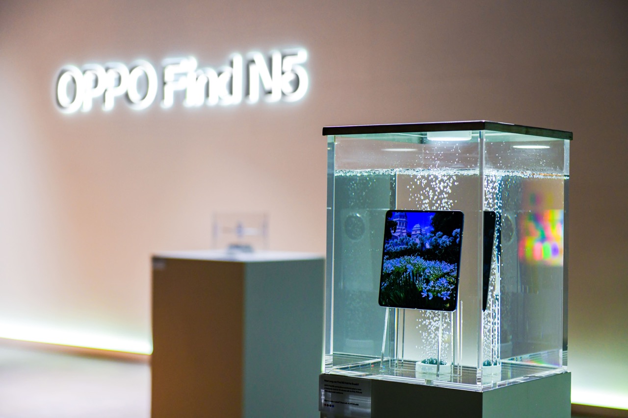 OPPO Find N5：摺疊機的劃時代之作，五大突破一次看 大Find N5是全球首款支援IPX9等級的摺疊機，除了具備 IPX8防水性能，還可承受高溫高壓水柱衝擊。