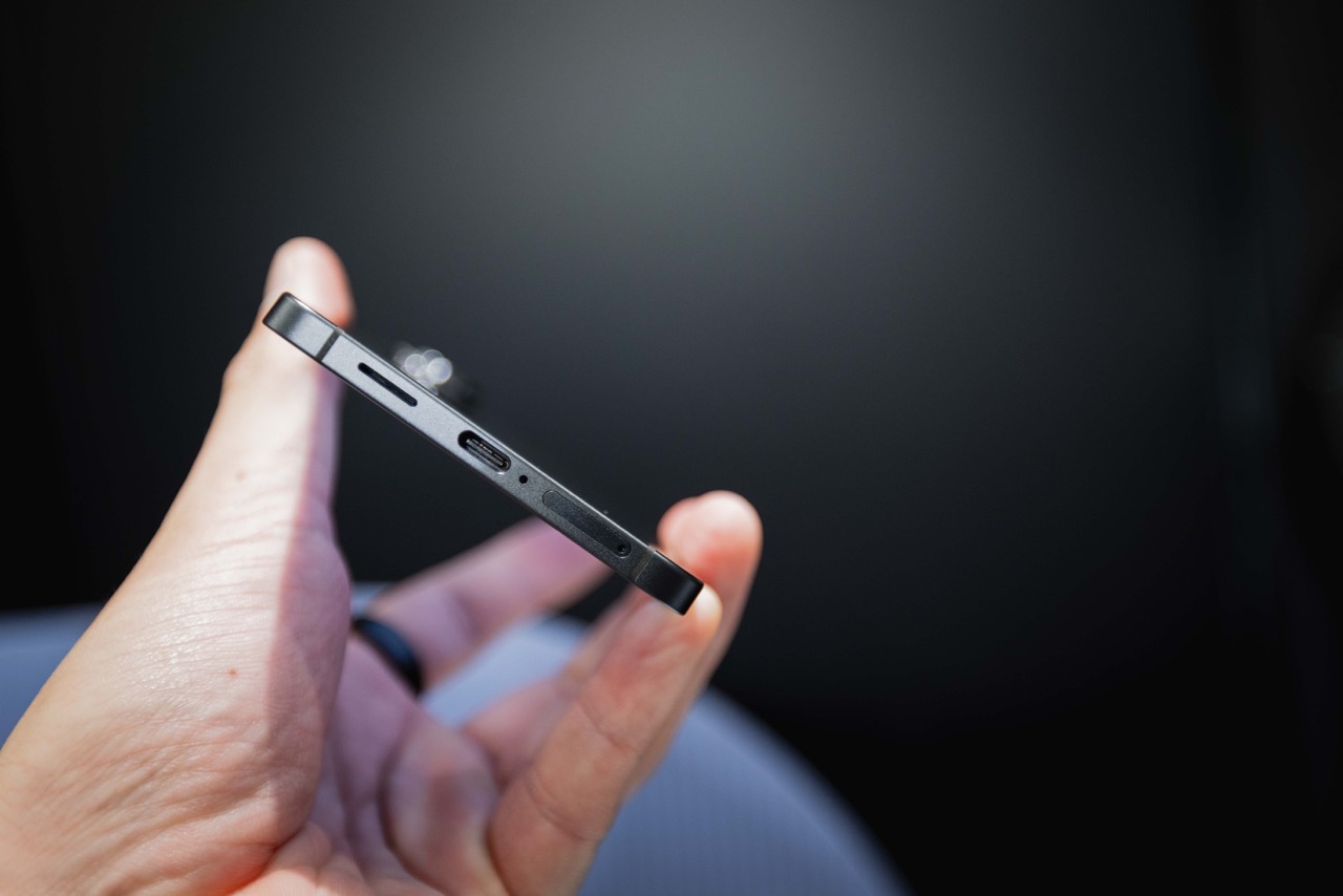 大IMG 3036 Galaxy S25 Edge 採鈦金屬機身僅 5.8mm,售價 NTD37900 起 大IMG 3036