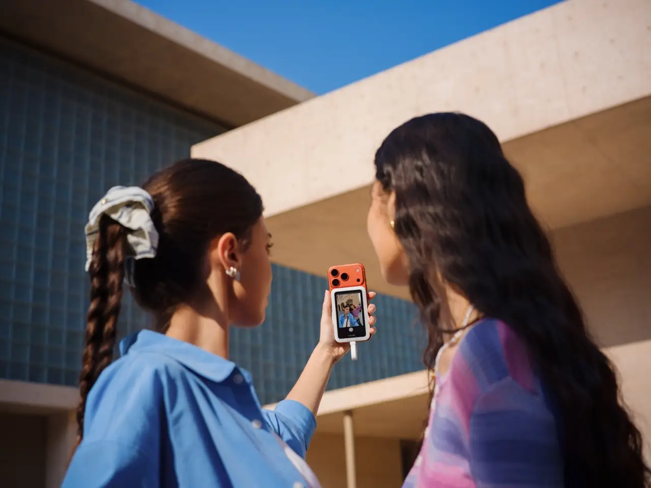 後鏡自拍神器！Insta360 推出 Snap 手機自拍螢幕，還有補光燈版本 大Insta360 Snap Lifestyle Images 09