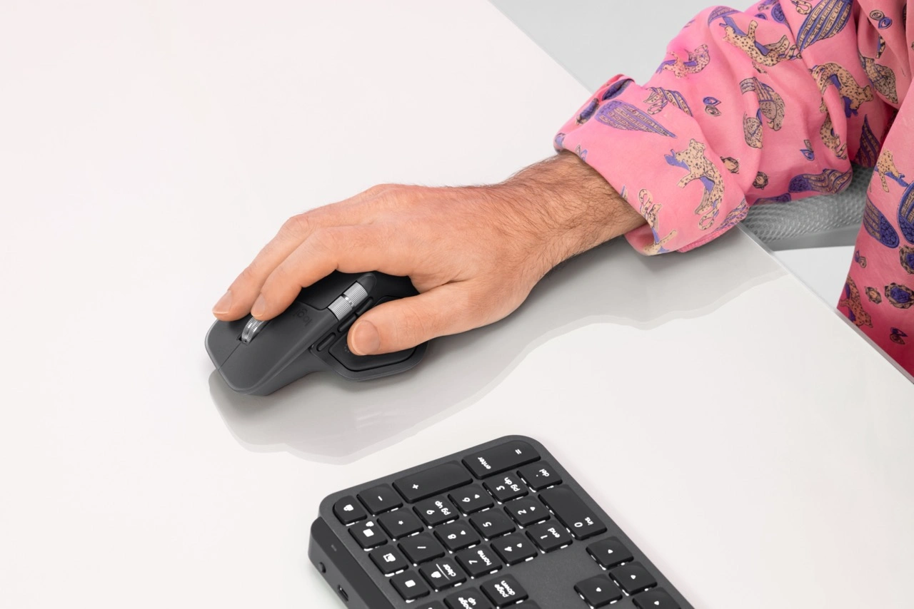 Logitech MX Master 4 無線滑鼠正式登場！AI 快捷、觸覺回饋全面進化 大MX Master 4 LIFE Graphite SCROLL