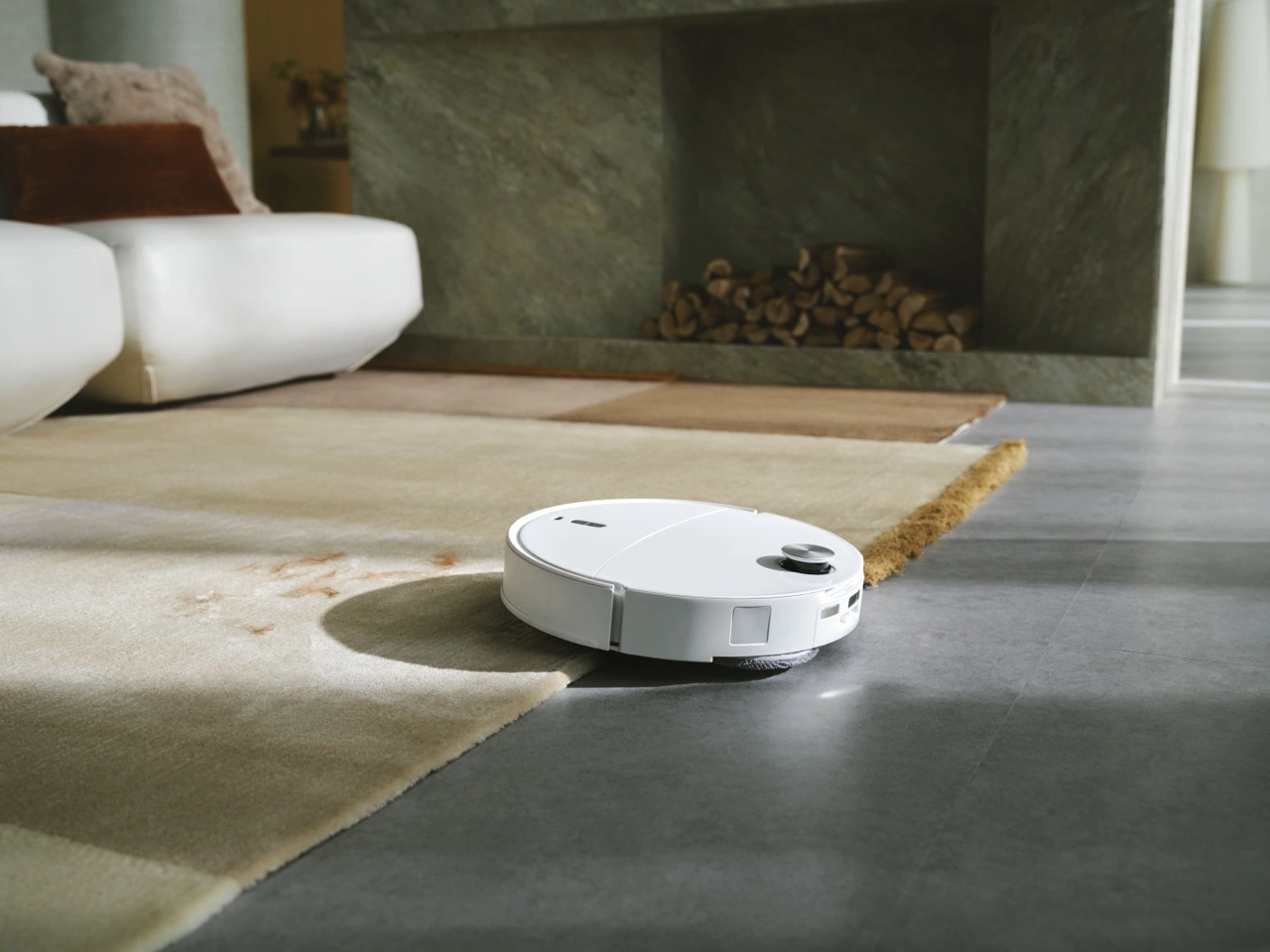 石頭科技 Qrevo Edge 2 Pro 白馬王子：100°C 高溫清潔 × 地毯無死角 × 母嬰寵物友善雙認證 大Qrevo Edge 2 Pro白馬王子透過升降、吸力與濕拖隔離設計的整合，地毯清潔難題逐一攻破