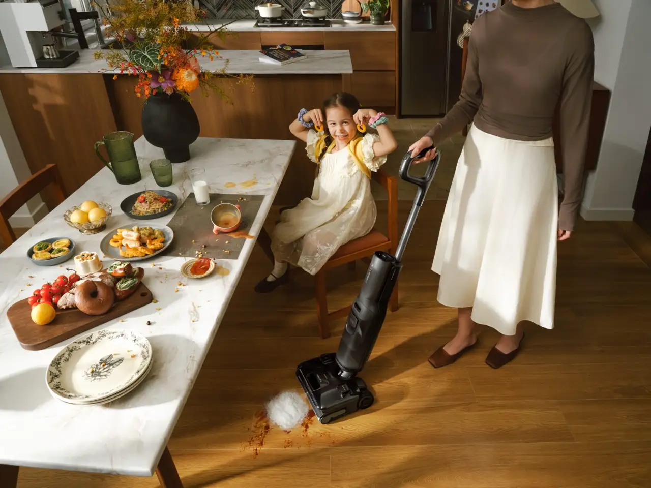 Roborock 石頭科技 CES 2026 發表全球首款雙輪足式掃地機器人 大Roborock 石頭科技首台泡沫洗地旗艦機 F25 ACE Pro 以超微能量泡沫洗技術完成深層清潔，同時搭載 DirTect®智慧髒污檢測自動調節力道，打造最佳居家清潔方案。