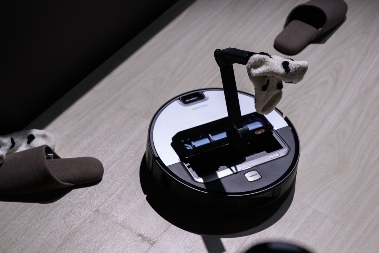 會撿垃圾、襪子的掃地機器人 Roborock Saros Z70 在台上市 大Saros Z70機身薄度只有7.98公分，相當於一顆棒球的高度，小機身一樣維持22000 Pa 颶風吸力，不僅能高效吸塵、精準拖地，更能以AI辨識障礙物，並主動收納環境中的小物品。1
