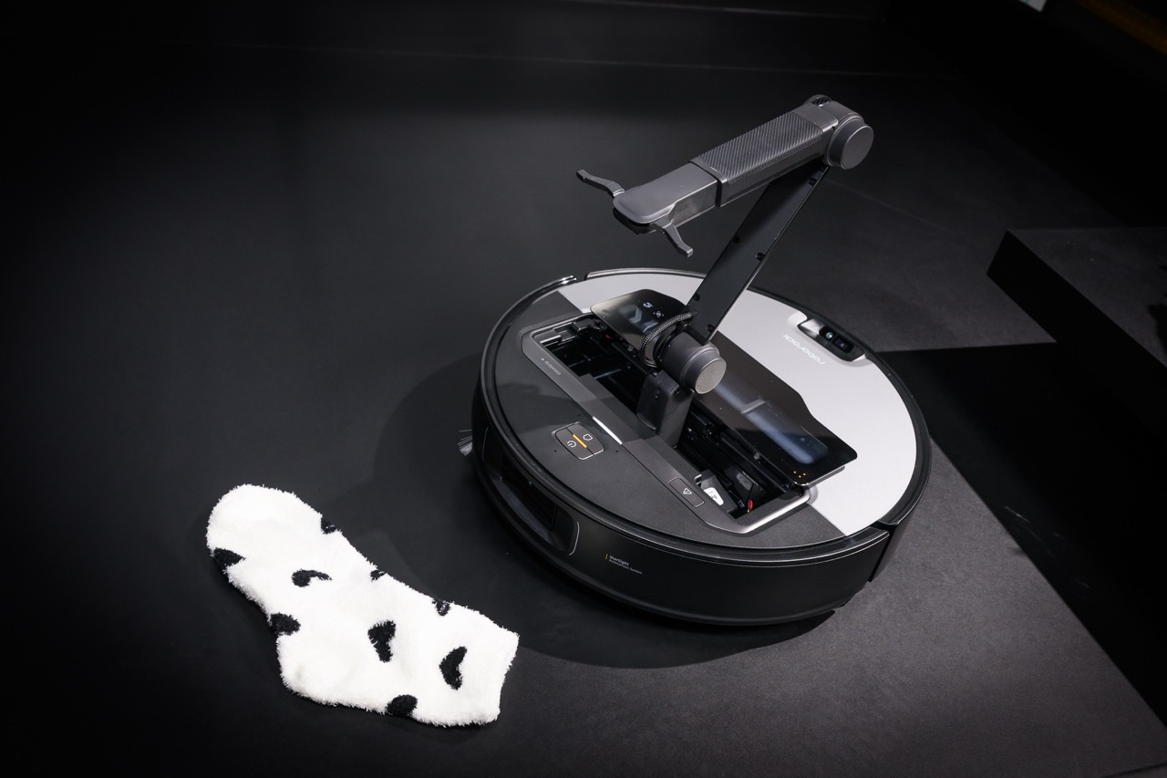 會撿垃圾、襪子的掃地機器人 Roborock Saros Z70 在台上市 大Saros Z70機身薄度只有7.98公分，相當於一顆棒球的高度，小機身一樣維持22000 Pa 颶風吸力，不僅能高效吸塵、精準拖地，更能以AI辨識障礙物，並主動收納環境中的小物品。2