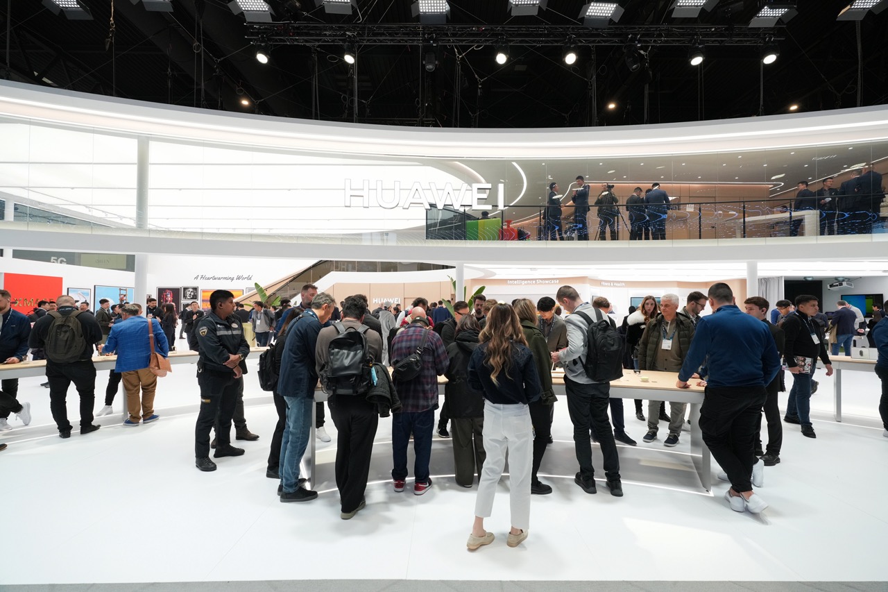大【HUAWEI 發稿照2】華為於MWC2025設置多個場景體驗區 呈現最新技術突破 讓科技更貼近全球消費者的生活 華為於 MWC 2025 發表全球首款商用三折疊手機 HUAWEI Mate XT 大【HUAWEI 發稿照2】華為於MWC2025設置多個場景體驗區 呈現最新技術突破 讓科技更貼近全球消費者的生活