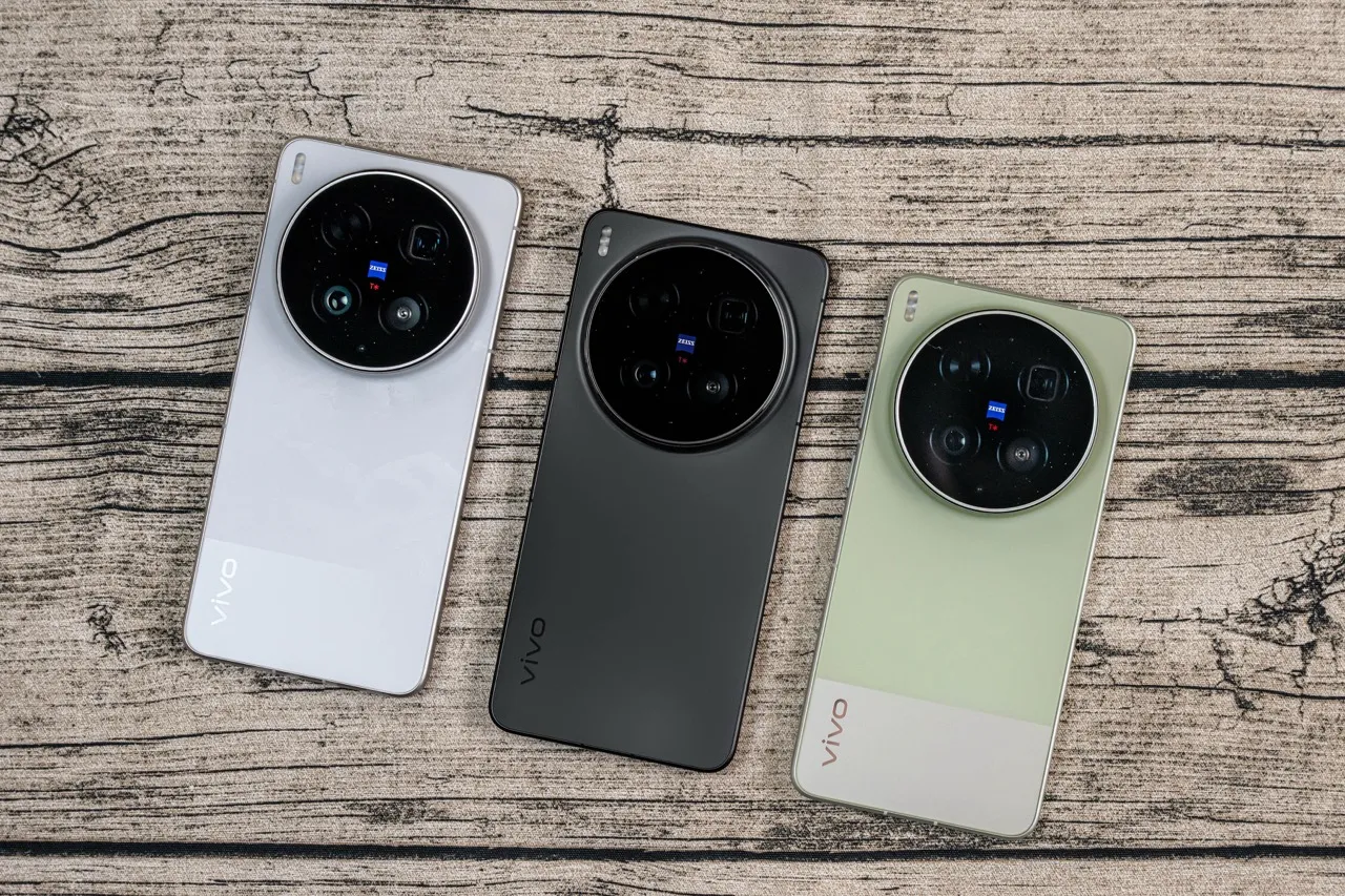 vivo X300 Ultra 正式登台！雙兩億蔡司鏡頭＋口袋攝影機規格，預購最高折 $5,000 大【vivo新聞照片08】vivo X300 Ultra推出曠野綠、雪峰白、火山黑三款配色。