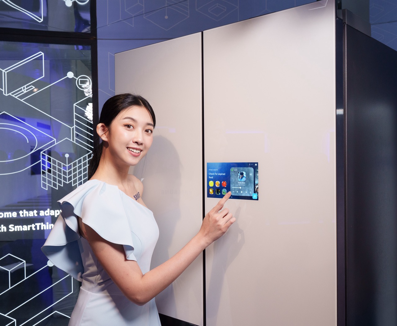 大【新聞圖片15】Bespoke AI Hybrid四門旗艦冰箱導入「AI 智慧鏡頭與食材辨識系統」提供消費者全新食材保鮮與管理智慧體驗 三星智慧家電全面升級!AI Home 打造更便利的居家生活 大【新聞圖片15】Bespoke AI Hybrid四門旗艦冰箱導入「AI 智慧鏡頭與食材辨識系統」提供消費者全新食材保鮮與管理智慧體驗
