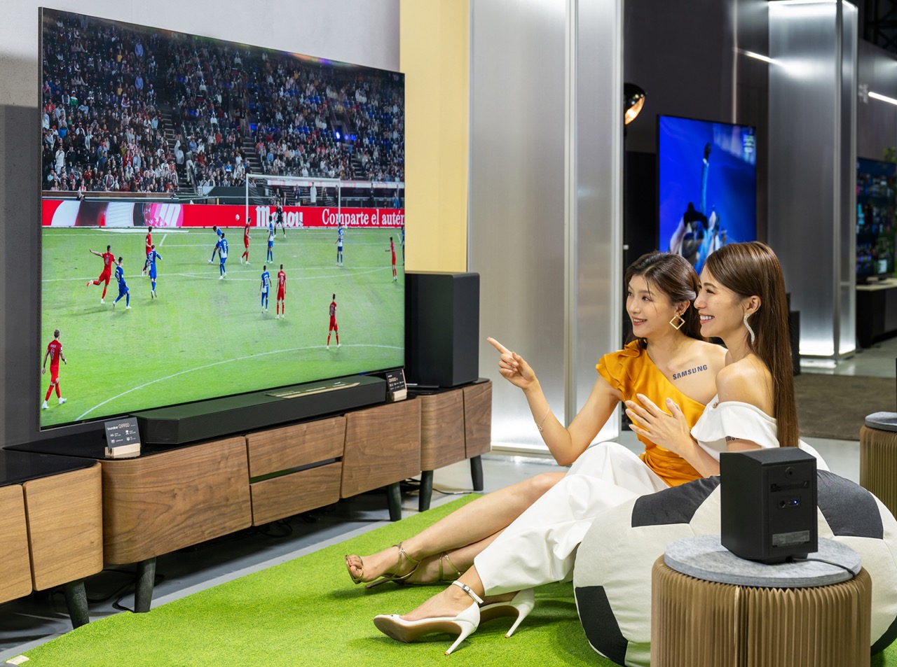 三星 2024 智慧顯示器登台：主打 AI、大尺寸、OLED 抗反光面板 大【新聞照片06】三星Neo QLED 8K智慧顯示器搭載NQ8 AI 第三代處理器，能運用球類物體演算法，快速捕捉因球速過快而失真的影像。