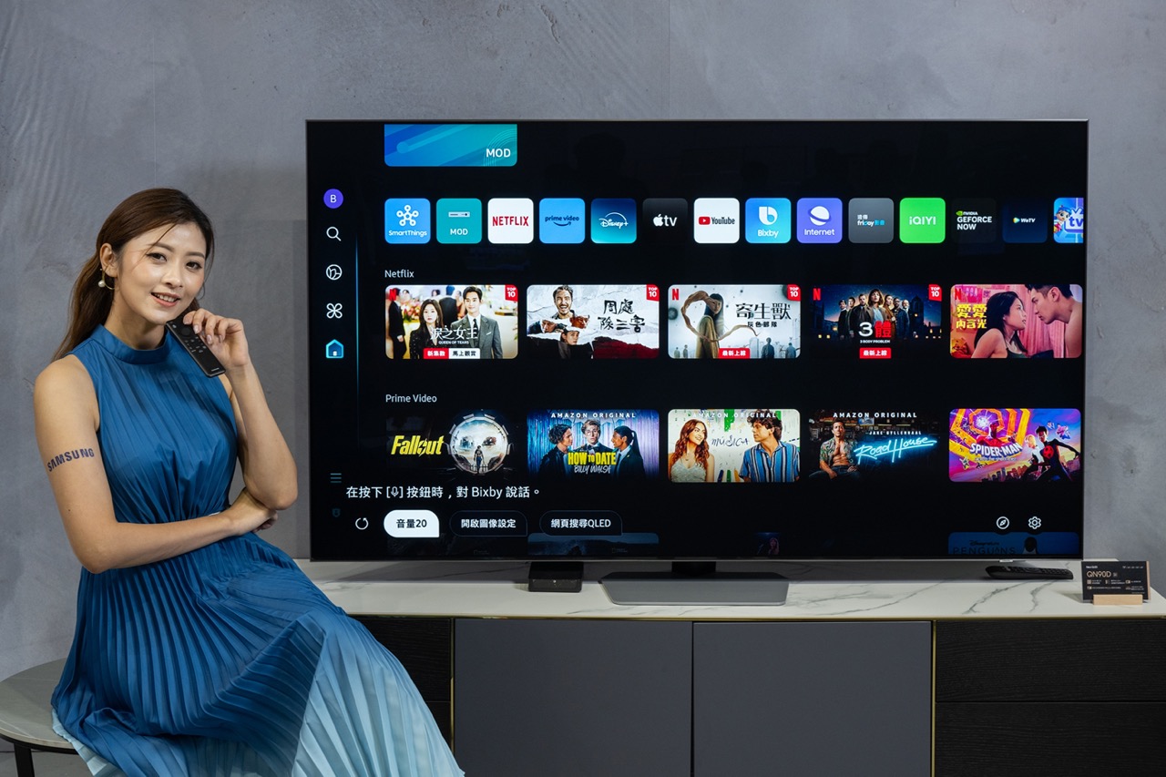 三星 2024 智慧顯示器登台：主打 AI、大尺寸、OLED 抗反光面板 大【新聞照片13】2024年智慧顯示器支援中文化語音操作，僅需按遙控器的麥克風鍵，即可透過語音辨識，進行頻道切換、音量變化、開啟網頁瀏覽器等指令，操作更便捷輕鬆。