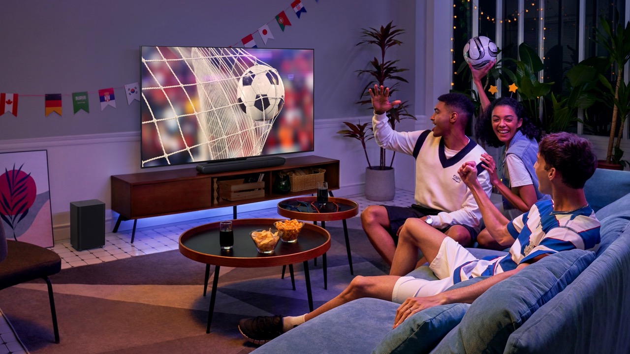 TCL 2024 四款美型 AI 智慧顯示器登台，頂規 85" 大尺寸十萬有找 大圖1、TCL四款美型AI智慧顯示器於今正式在台上市，提供消費者觀戰運動賽事最佳選擇。