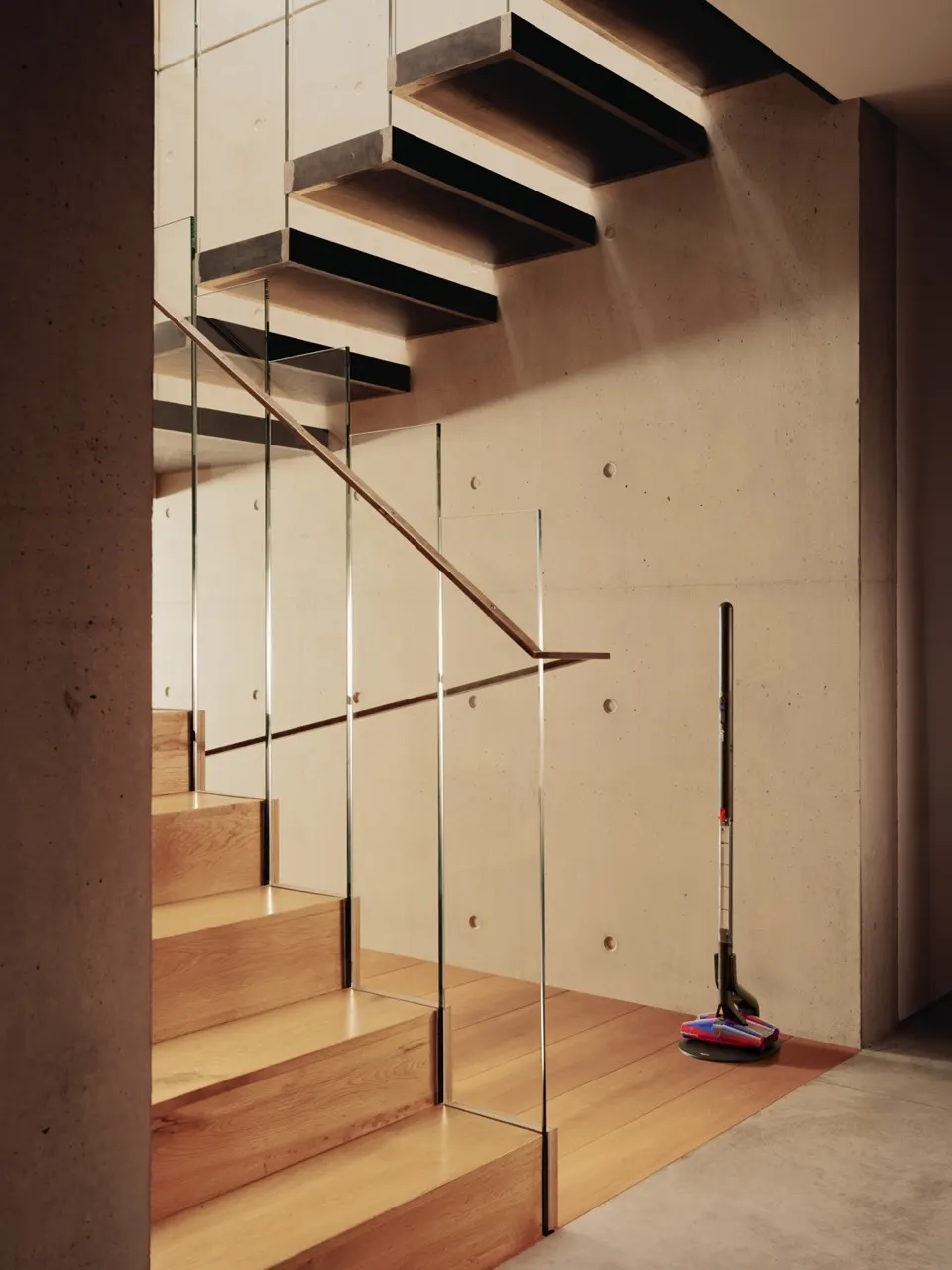 Dyson PencilVac™ Fluffycones 「鉛筆吸塵器」纖巧登台 大圖4 2：PencilVac™ Fluffycones鉛筆吸塵器以簡約時尚的設計風格，獨特美學完美融入現代居家空間。