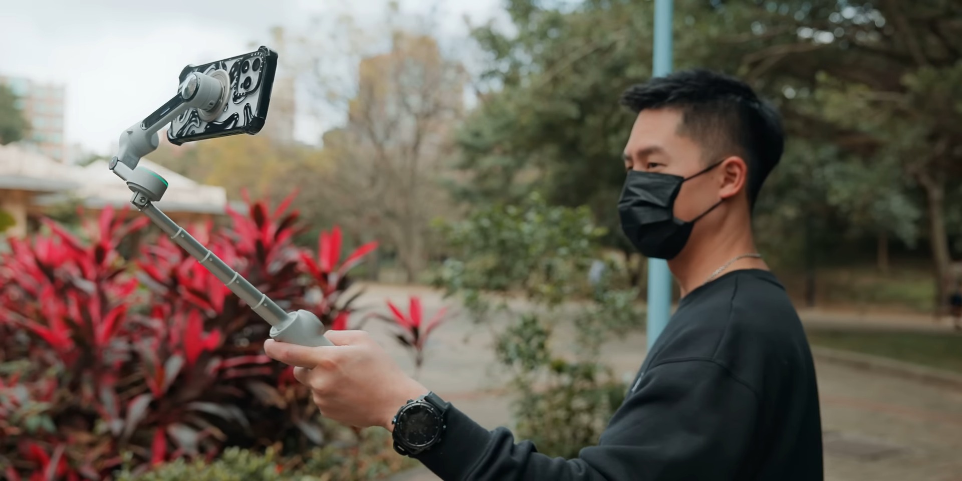 Insta360 Flow 2 Pro 手機穩定器適合你嗎？ 直接按在地上磨擦！手機穩定器比較 2025 版 Insta360 Flow 2 Pro VS DJI OM6 5 12 screenshot