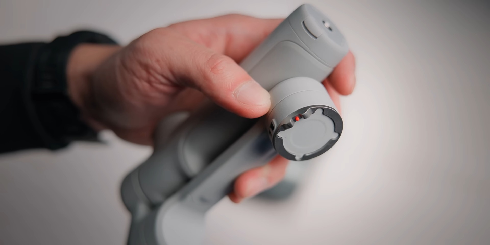 Insta360 Flow 2 Pro 手機穩定器適合你嗎？ 直接按在地上磨擦！手機穩定器比較 2025 版 Insta360 Flow 2 Pro VS DJI OM6 5 27 screenshot