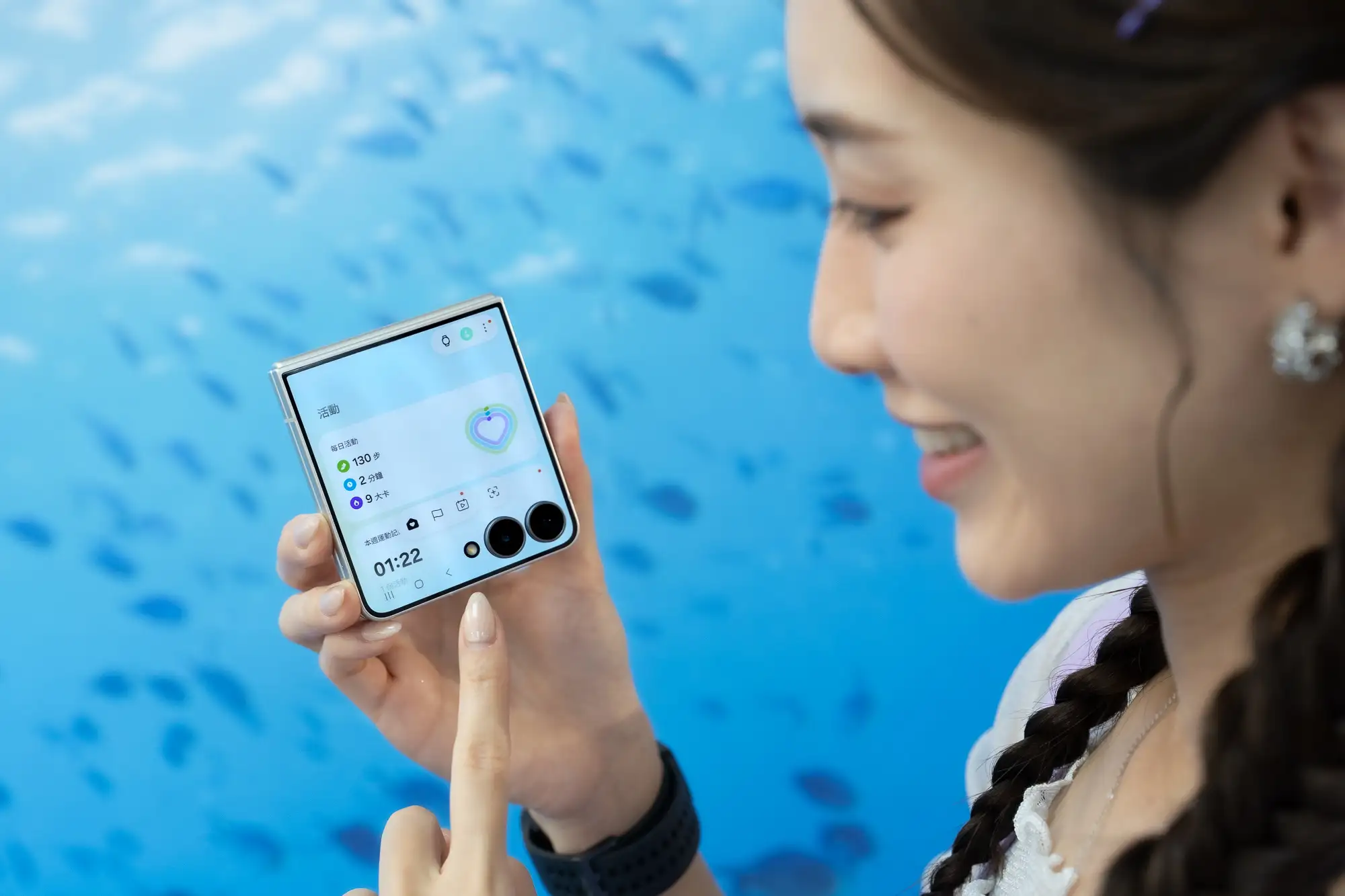 三星 Galaxy Z Fold8 Ultra、Fold8、Flip8 發表：三款摺疊新機有哪些升級？ 透過封面螢幕即時瀏覽常用app，全程無須開手機，即可掌握完整資訊