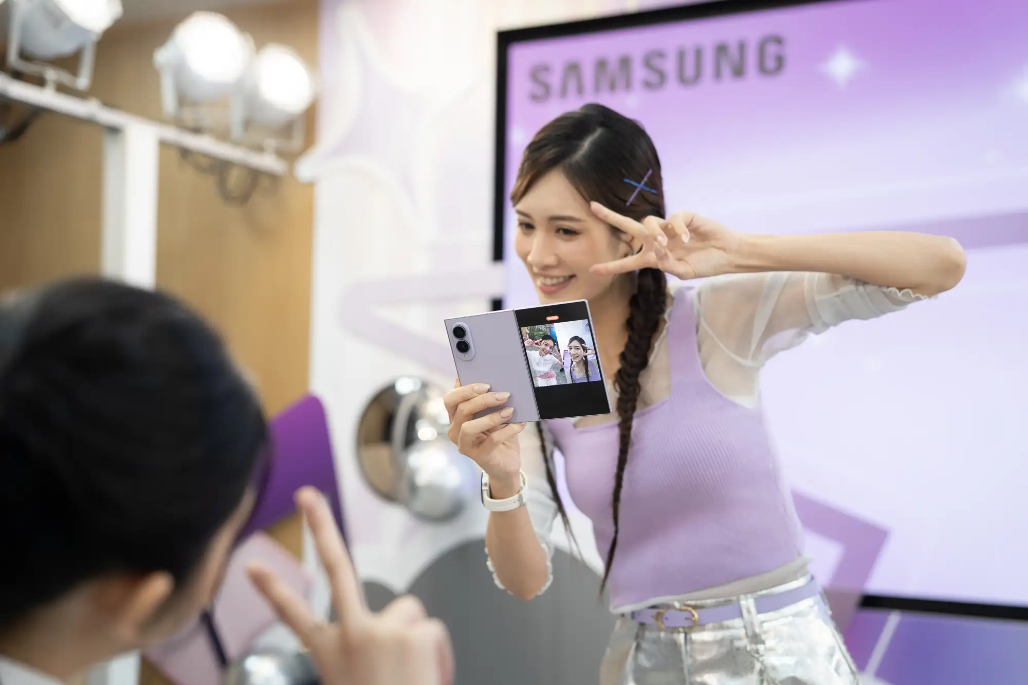 三星 Galaxy Z Fold8 Ultra、Fold8、Flip8 發表：三款摺疊新機有哪些升級？ 雙向錄影支援前後鏡頭同步錄製，可透過封面螢幕即時查看自身影像，無論是記錄當下反應、互動過程或共同回憶，都能完整收錄